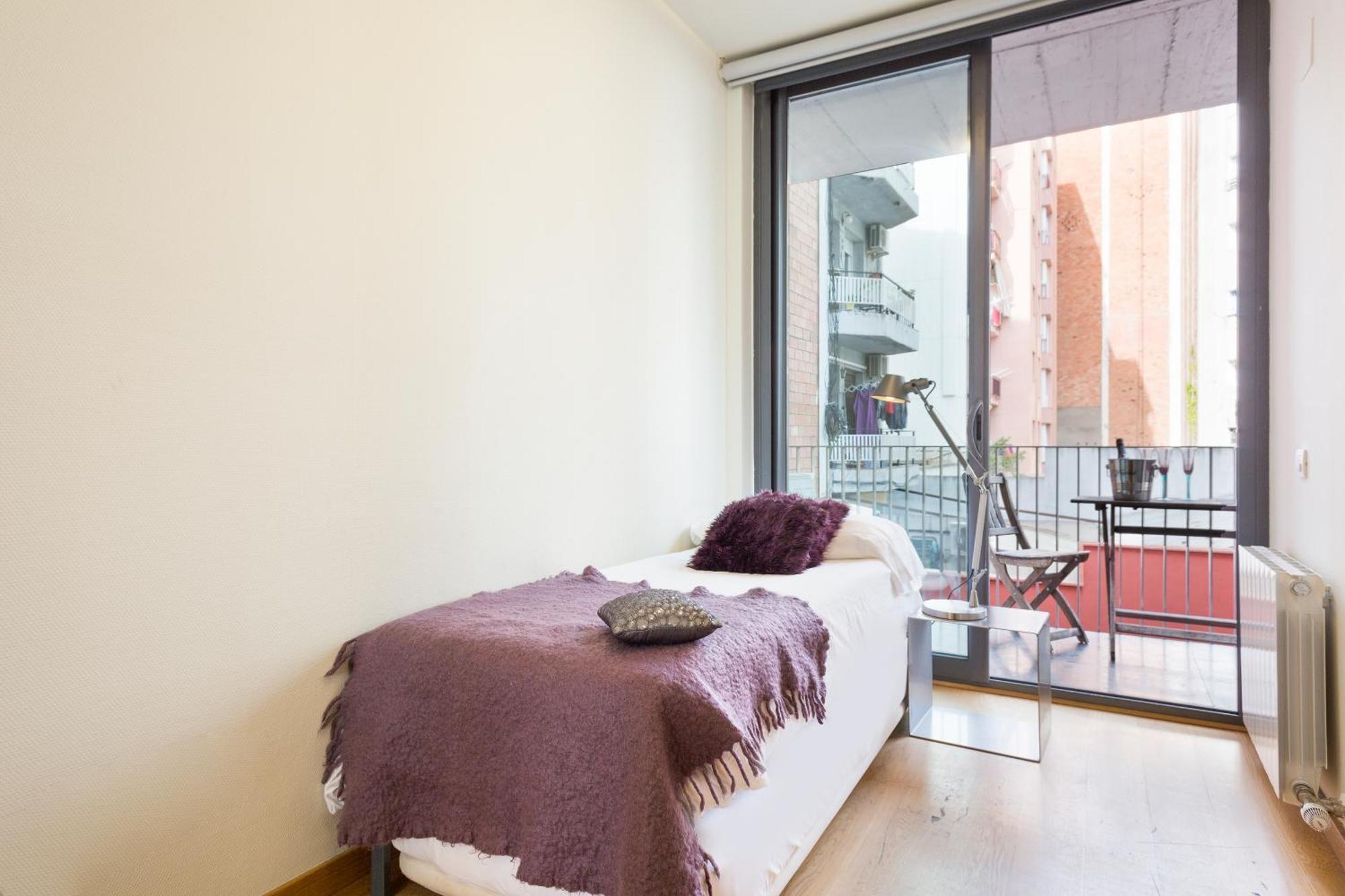 My Space Emirates - Fully Equipped Near The With Shared Pool Apartment Barcelona
