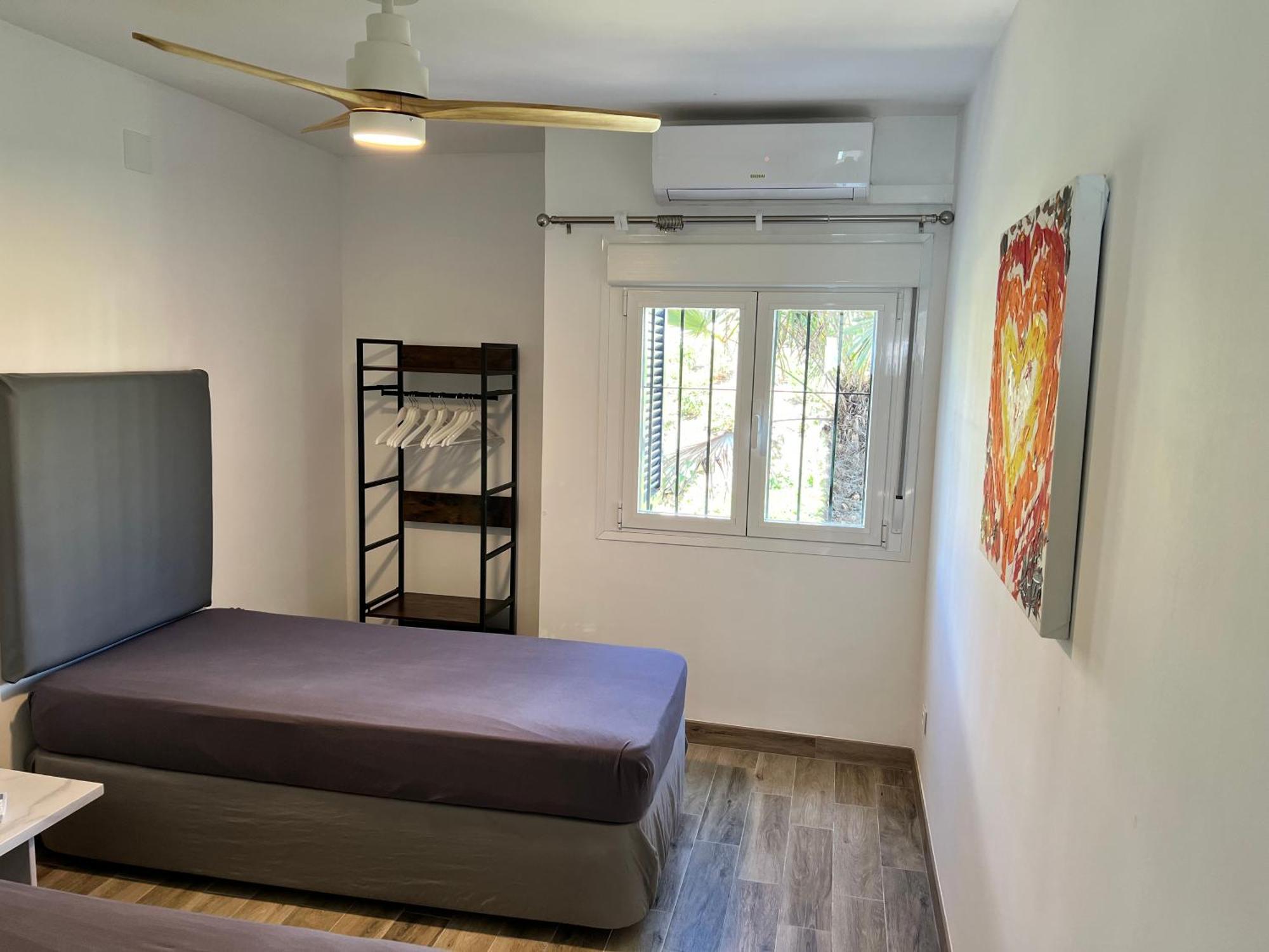 Newly Renovated 2 Bedroom Beachfront House Apartment *