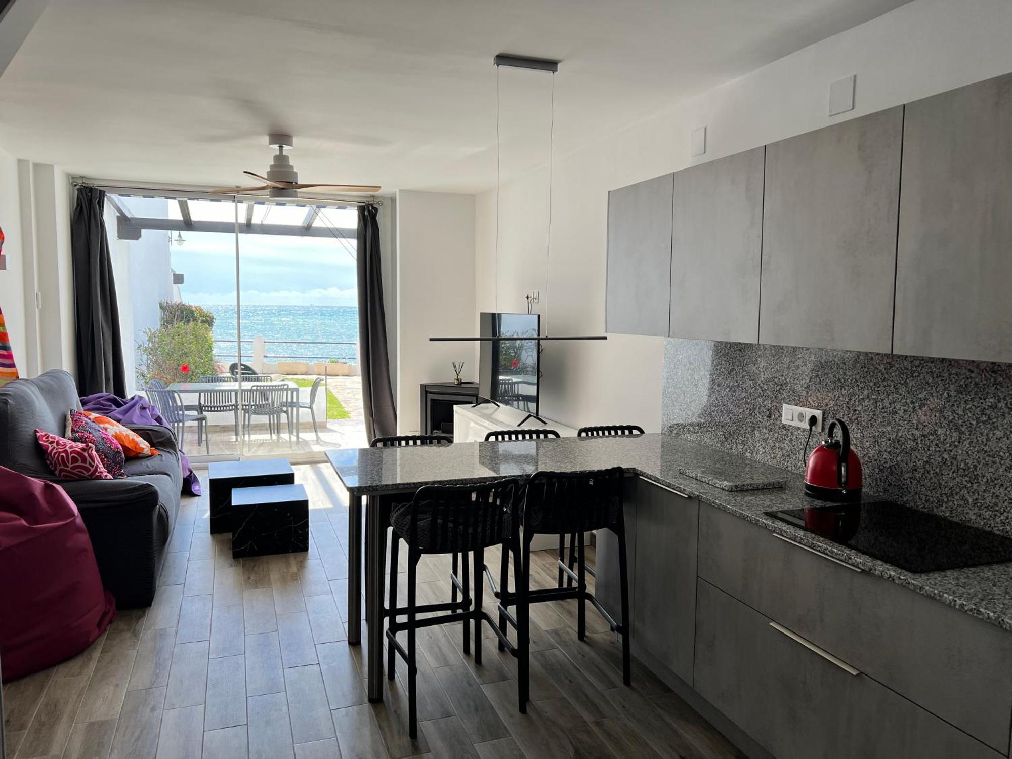 Apartment Newly Renovated 2 Bedroom Beachfront House