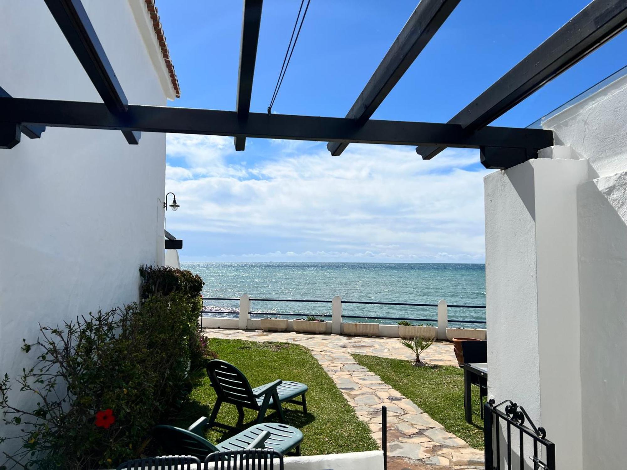 Newly Renovated 2 Bedroom Beachfront House Apartment *