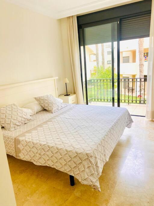 Apartamento Roda Golf. Poolside