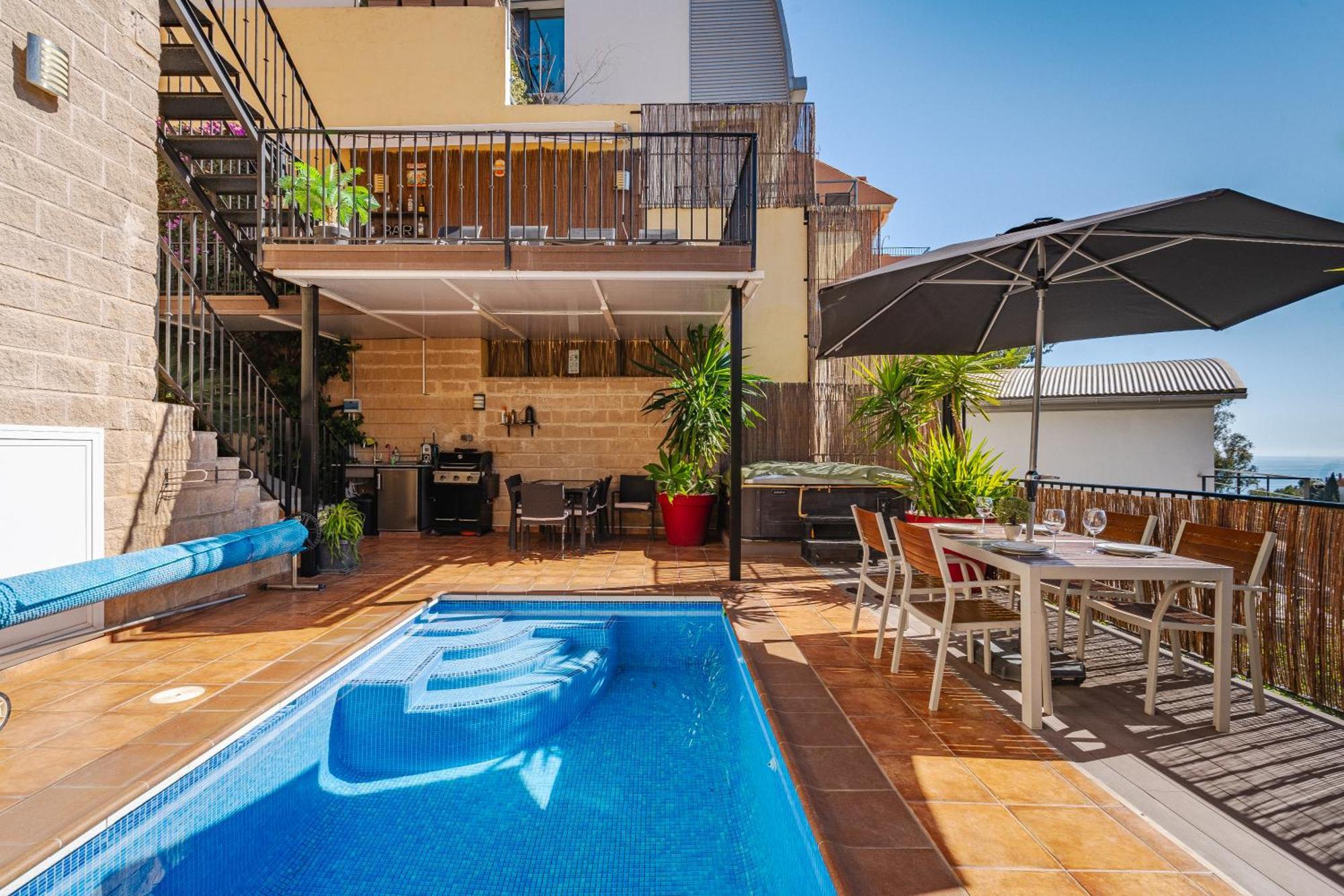 Private Luxurious Hillside Villa With Pool & Sea Views For 8 To 10 Ppl *