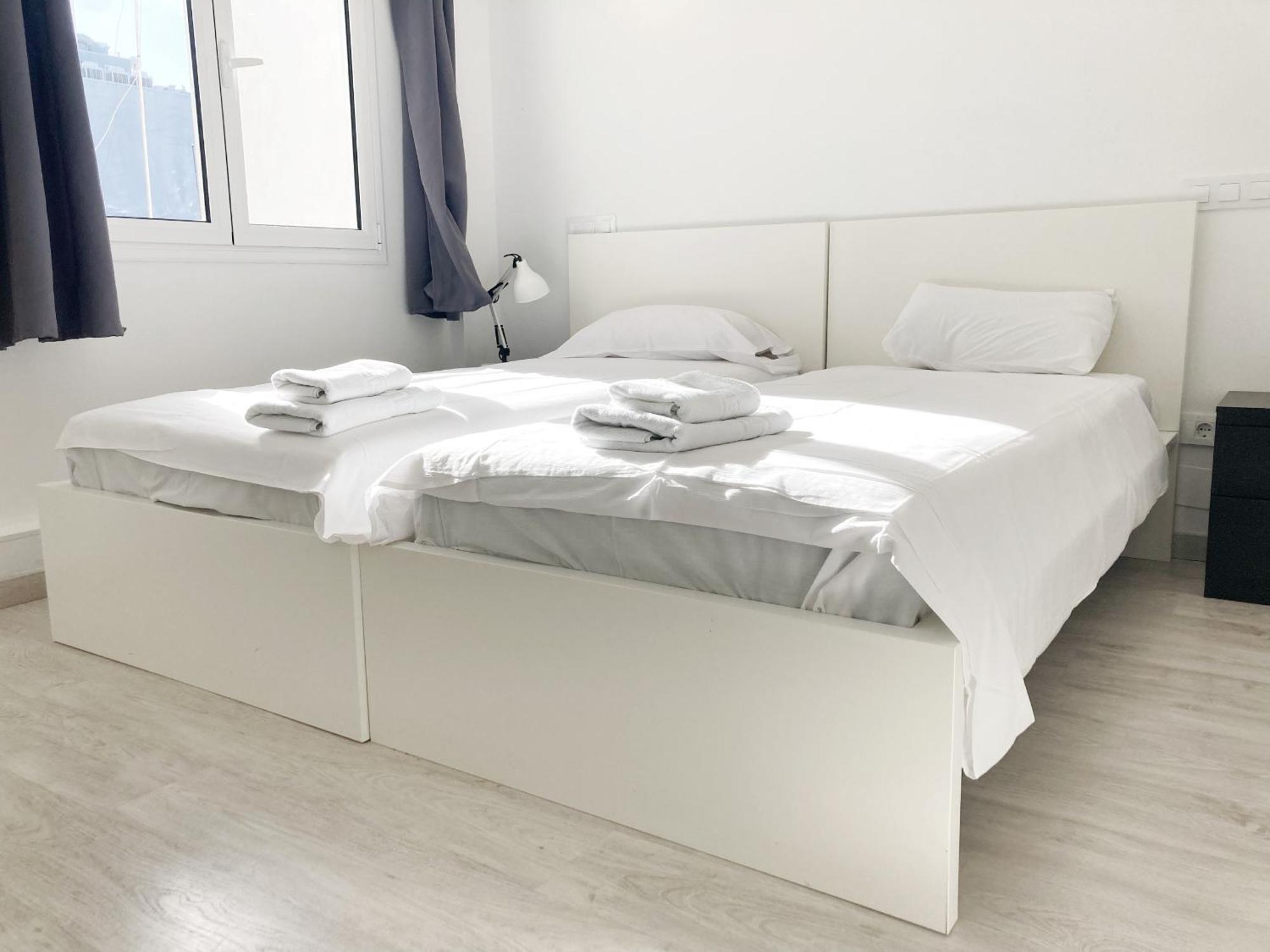 Apartment Intimate & Stylish With Balcony *