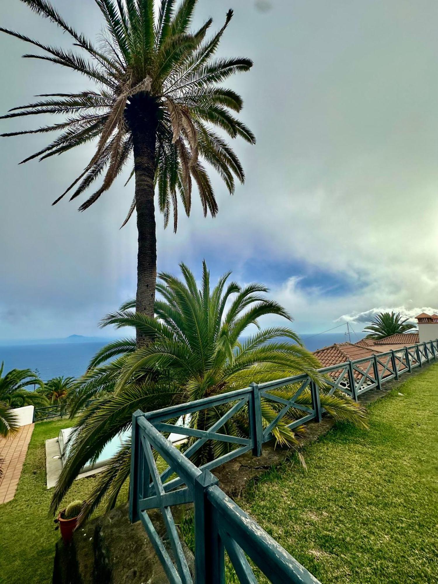 Media Luna Con Vistas A La Palma By Alterhome *