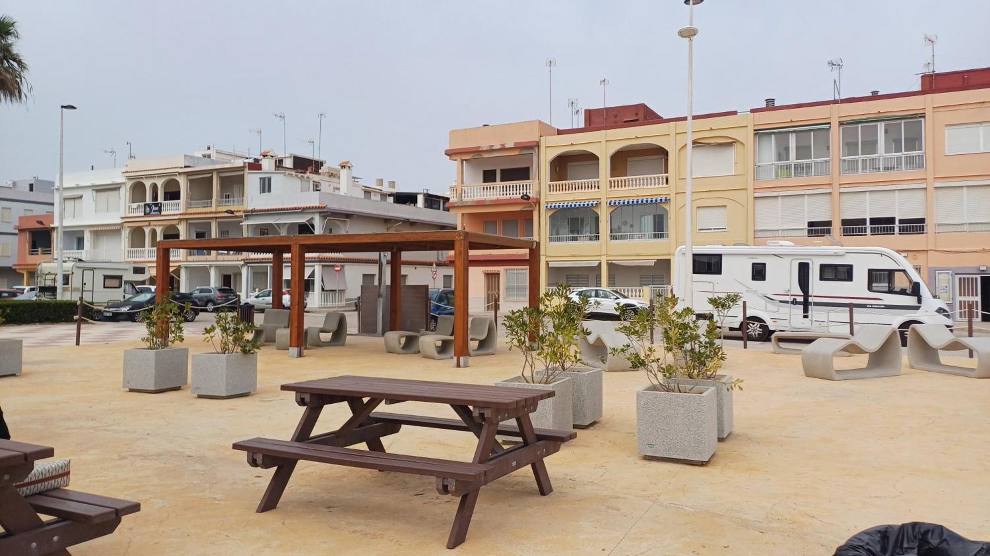Adosado/casa Con Terraza Y Buhardilla. Playa El Perelló