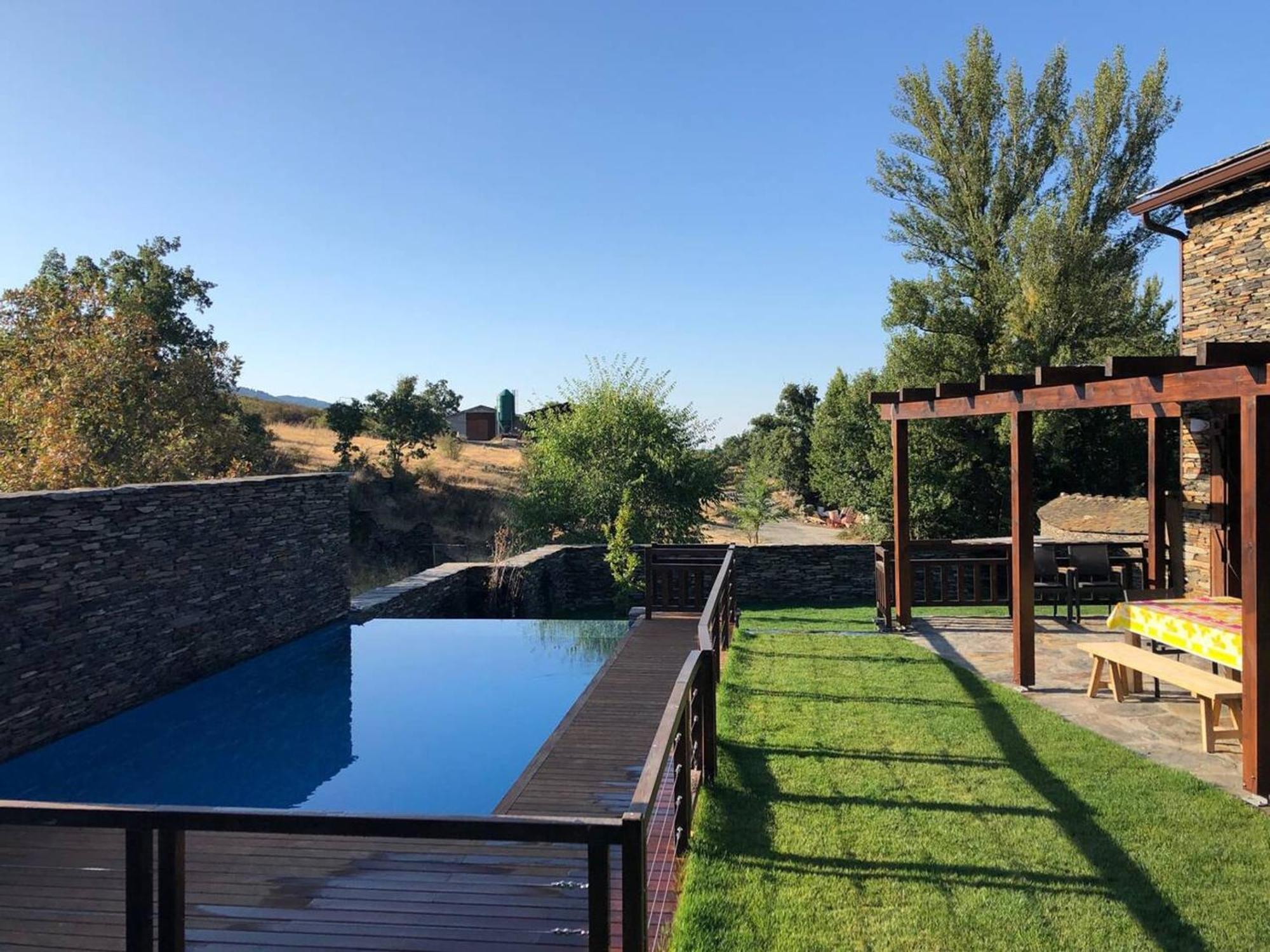 Apartment Spacious In With Shared Pool Majaelrayo