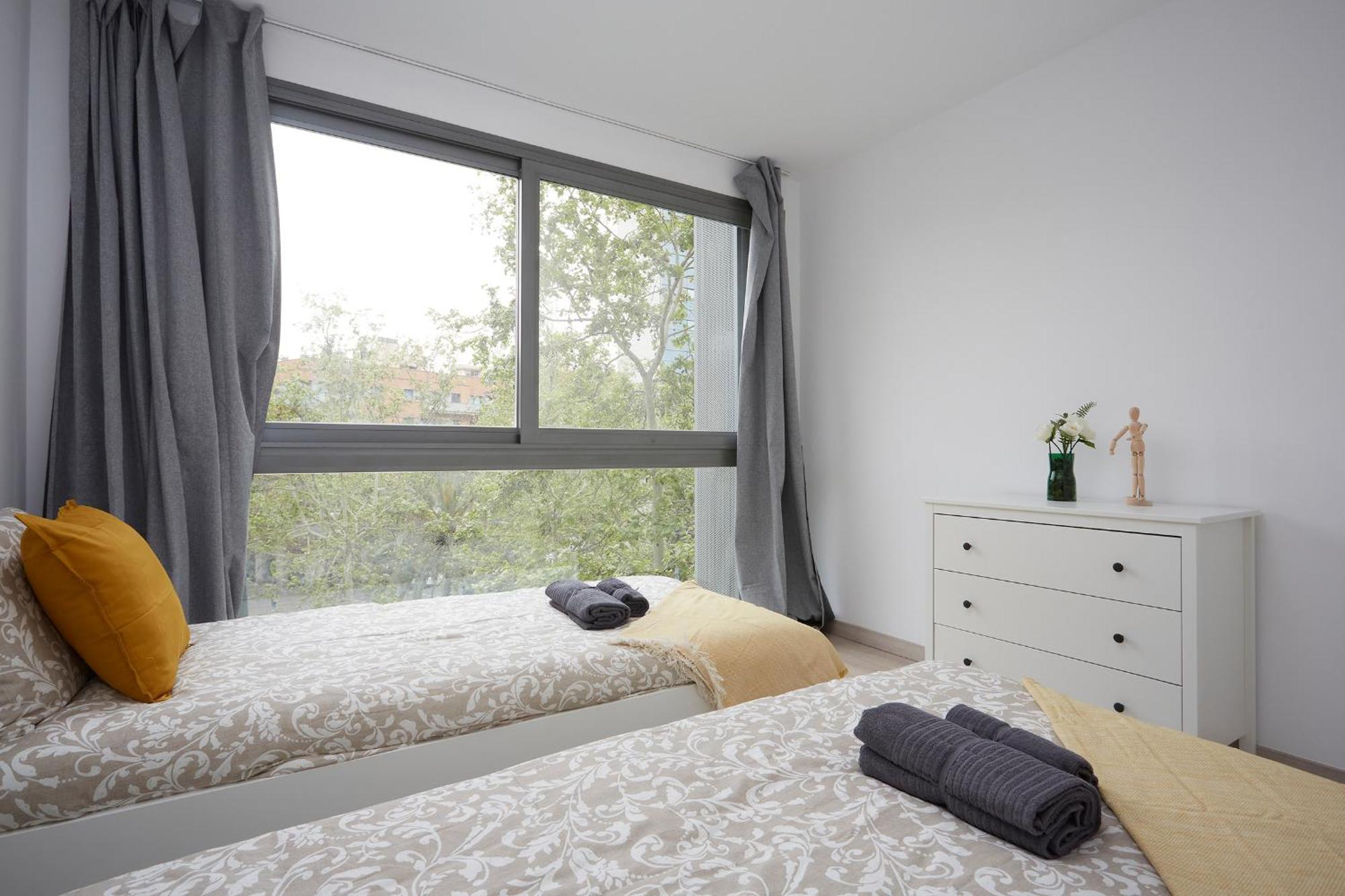 Three Bedroom Two Bathroom Close To Beach Apartment *