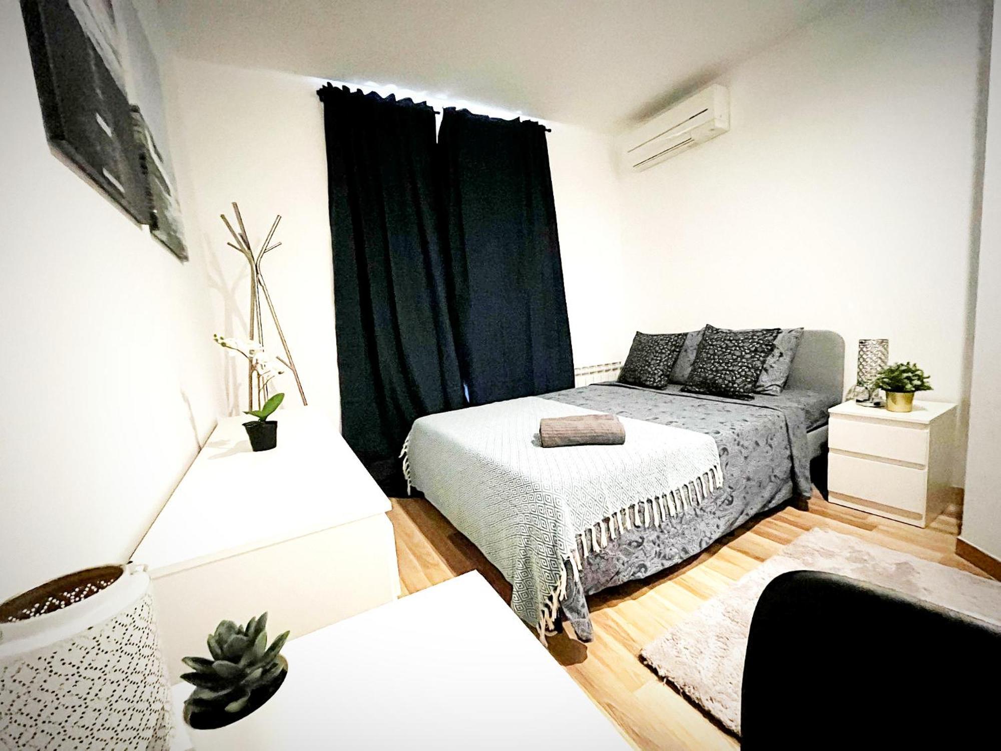 By La Boqueria Hostel *