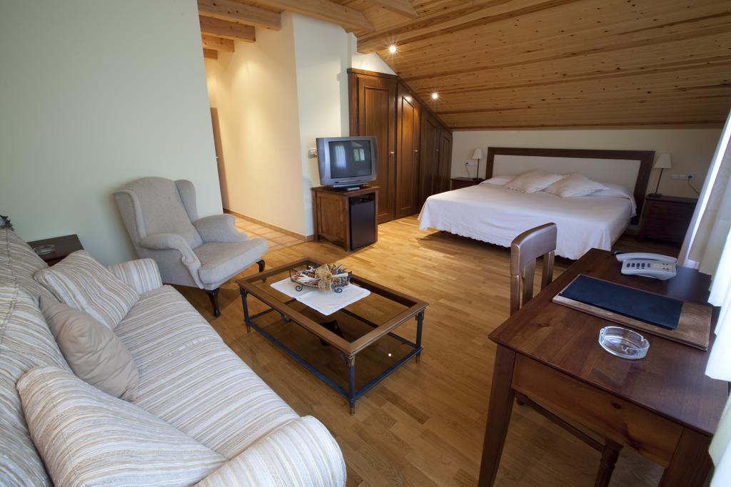 Hotel Estanys Blaus Tavascán