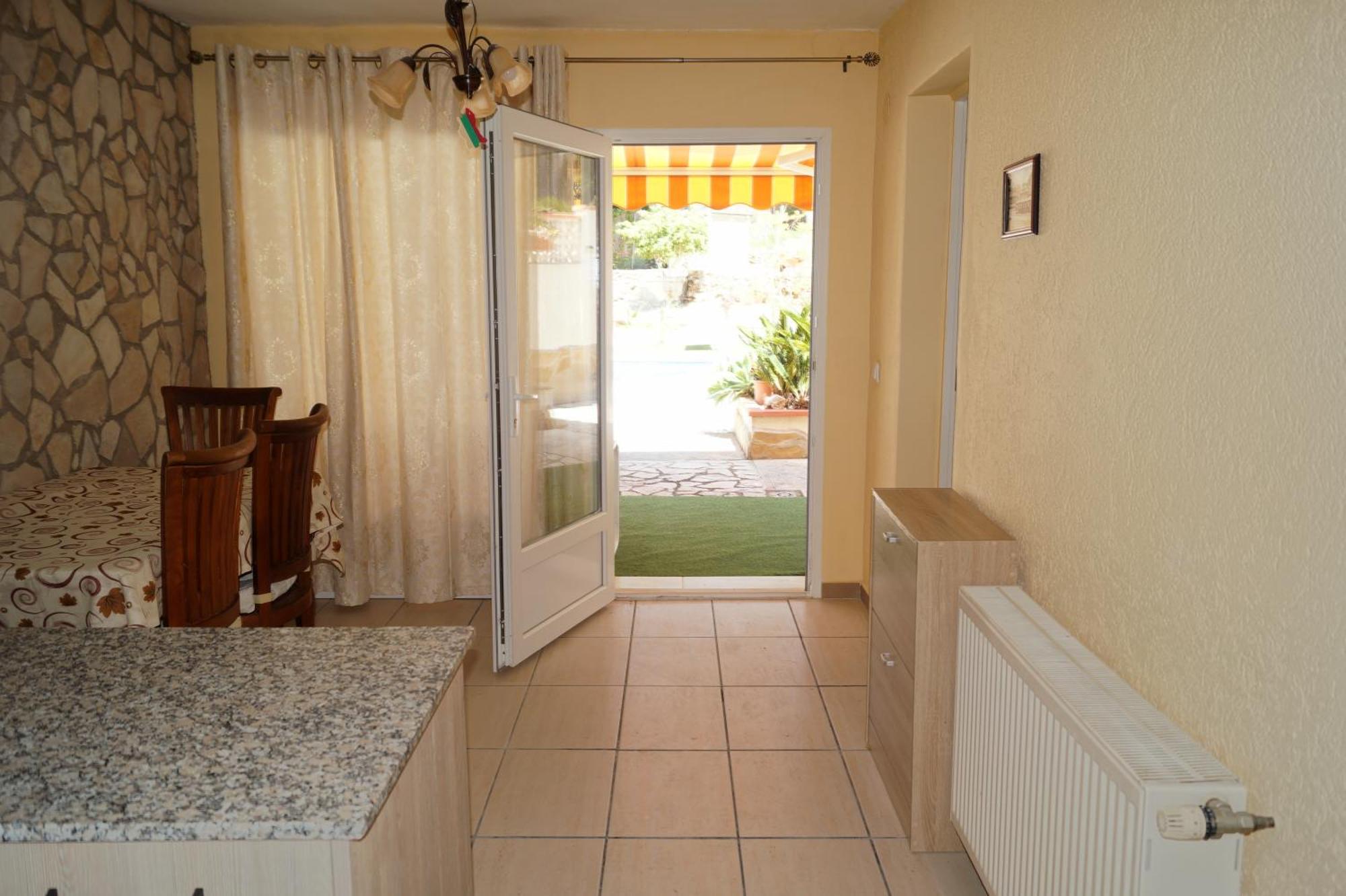 Habitación en casa particular Private/separate Floor In A Near