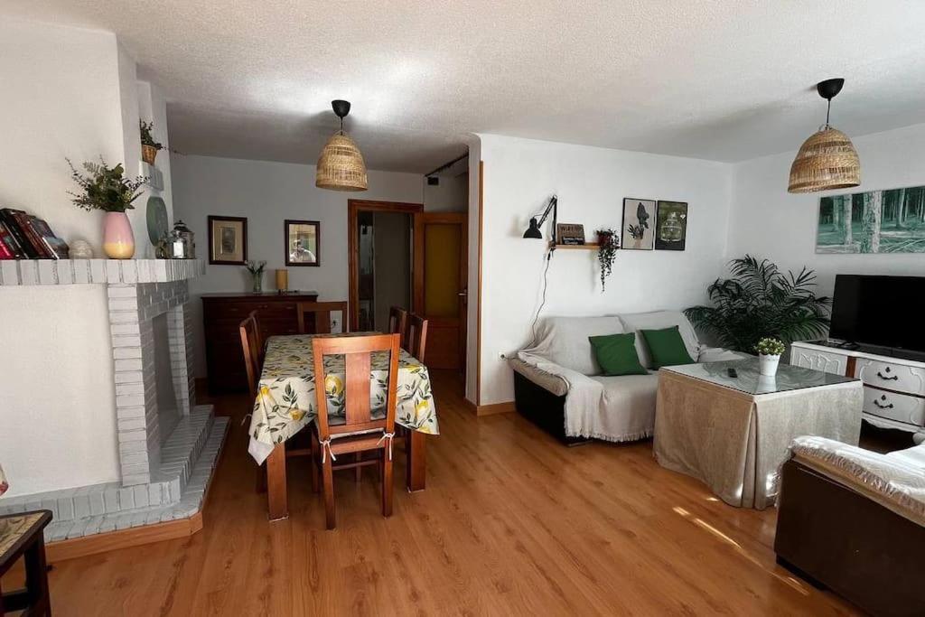 Сasa de vacaciones Casa De 5 Hasta 9 Plazas, La Casilla En Durcal, Granada *