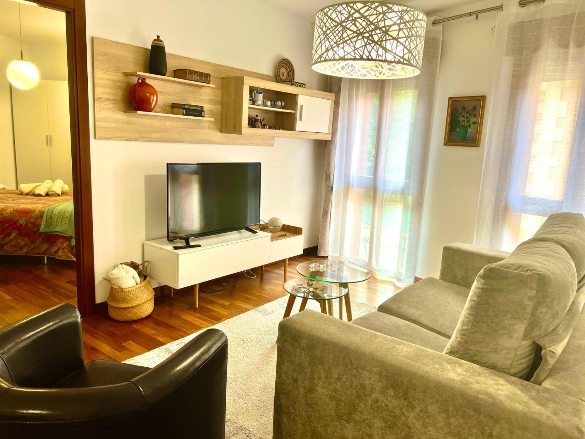 Salon Moderno Con Plaza De Garaje Privada Apartamento Llanes