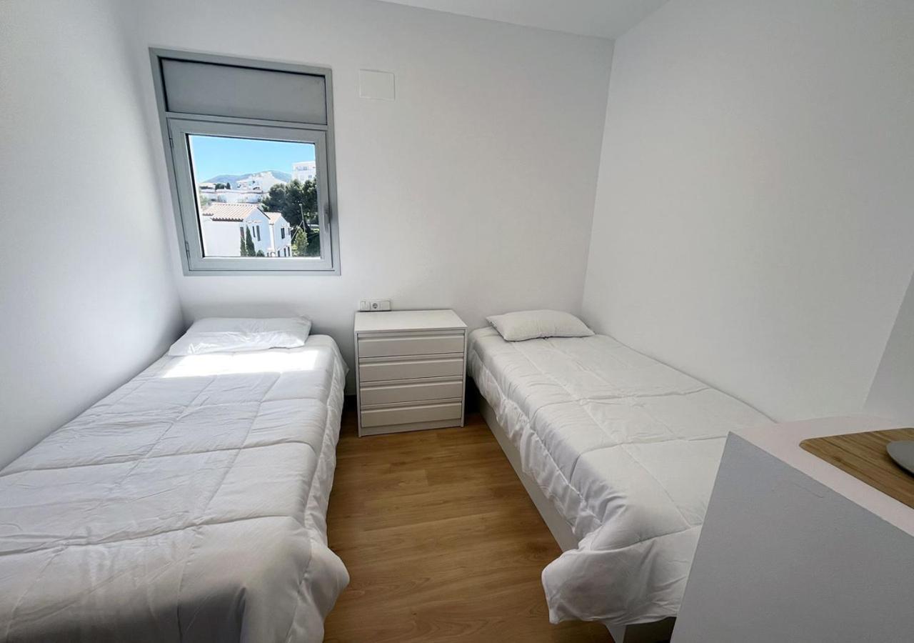 2-bedroom Brand New Steps From The Llanca