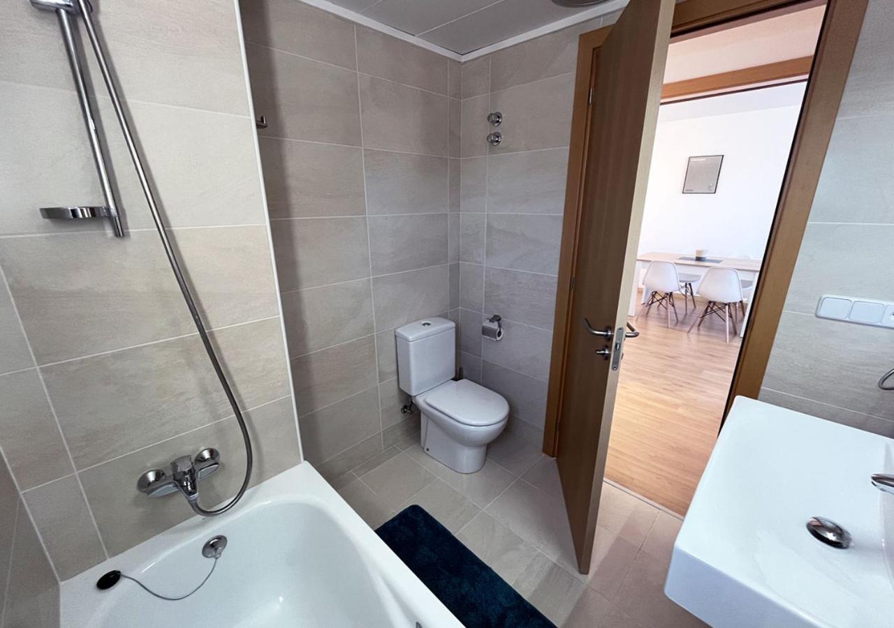 2-bedroom Brand New Steps From The Apartment