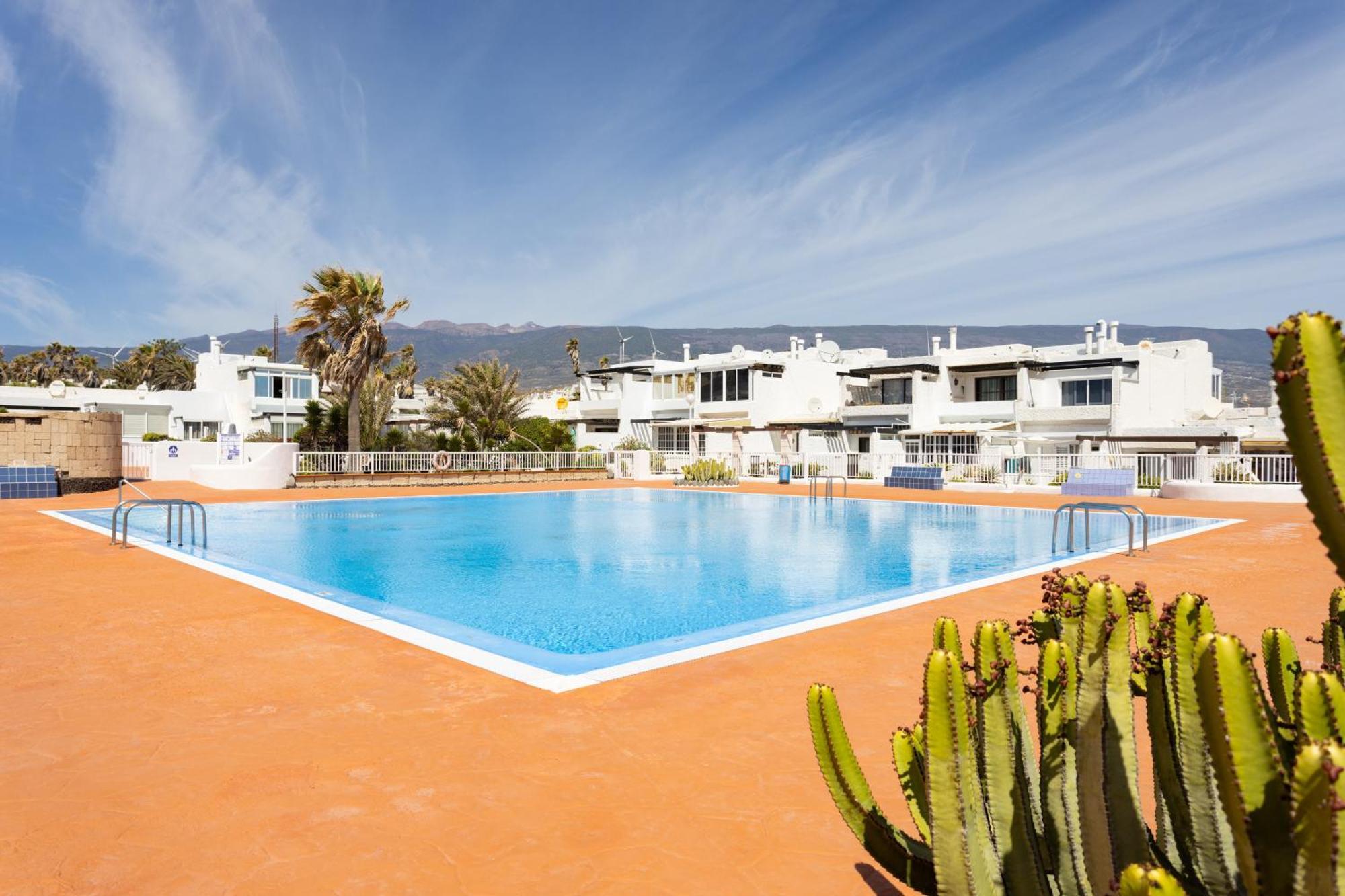 Home2book Cozy With Communal Pool, El Poris