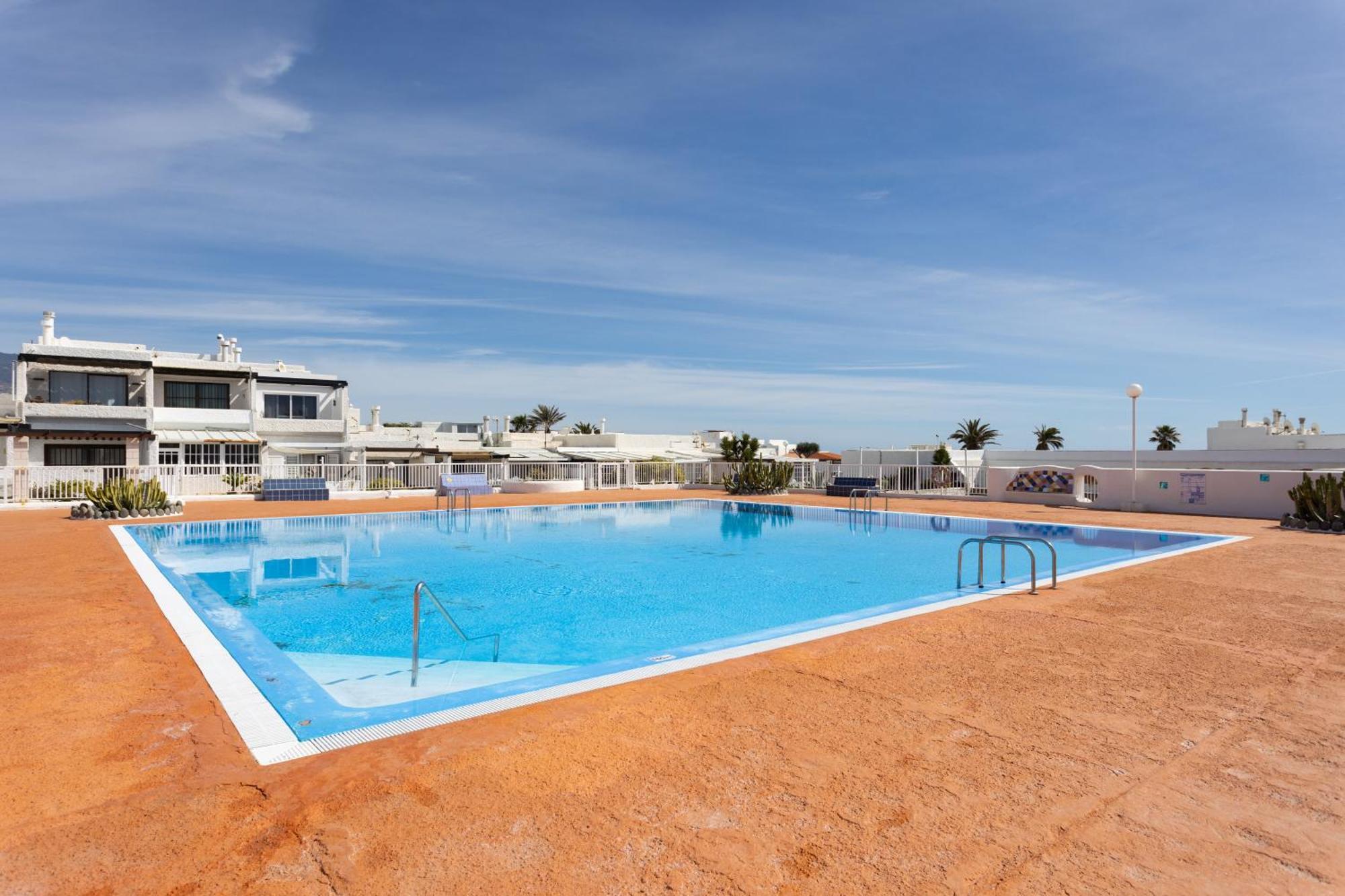 Home2book Cozy With Communal Pool, El Poris *