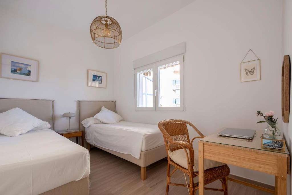 Apartamento Frente Al Mar, Luminoso Y Amplio. *