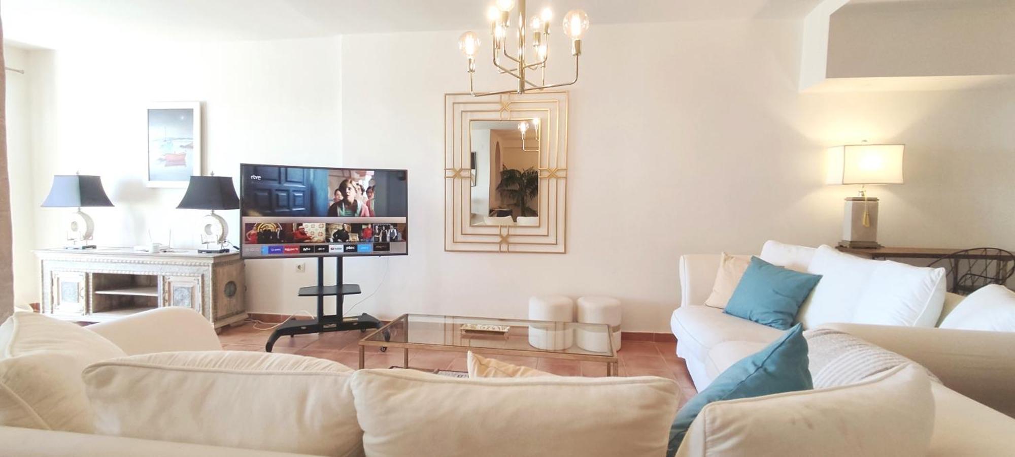 Сasa de vacaciones Stylish 3 Bedroom, 2 Bath With Sun Terrace, Gorgeous Sea Views, Air Conditioning, Wi-fi & Communal Swimming Pool *