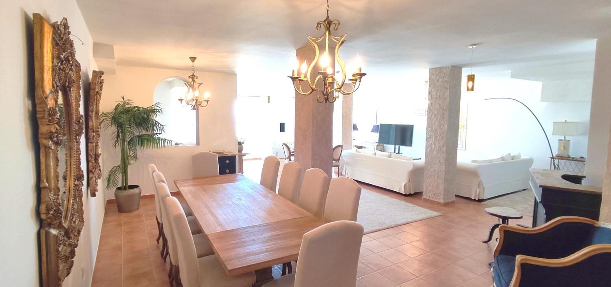 Stylish 3 Bedroom, 2 Bath With Sun Terrace, Gorgeous Sea Views, Air Conditioning, Wi-fi & Communal Swimming Pool Сasa de vacaciones