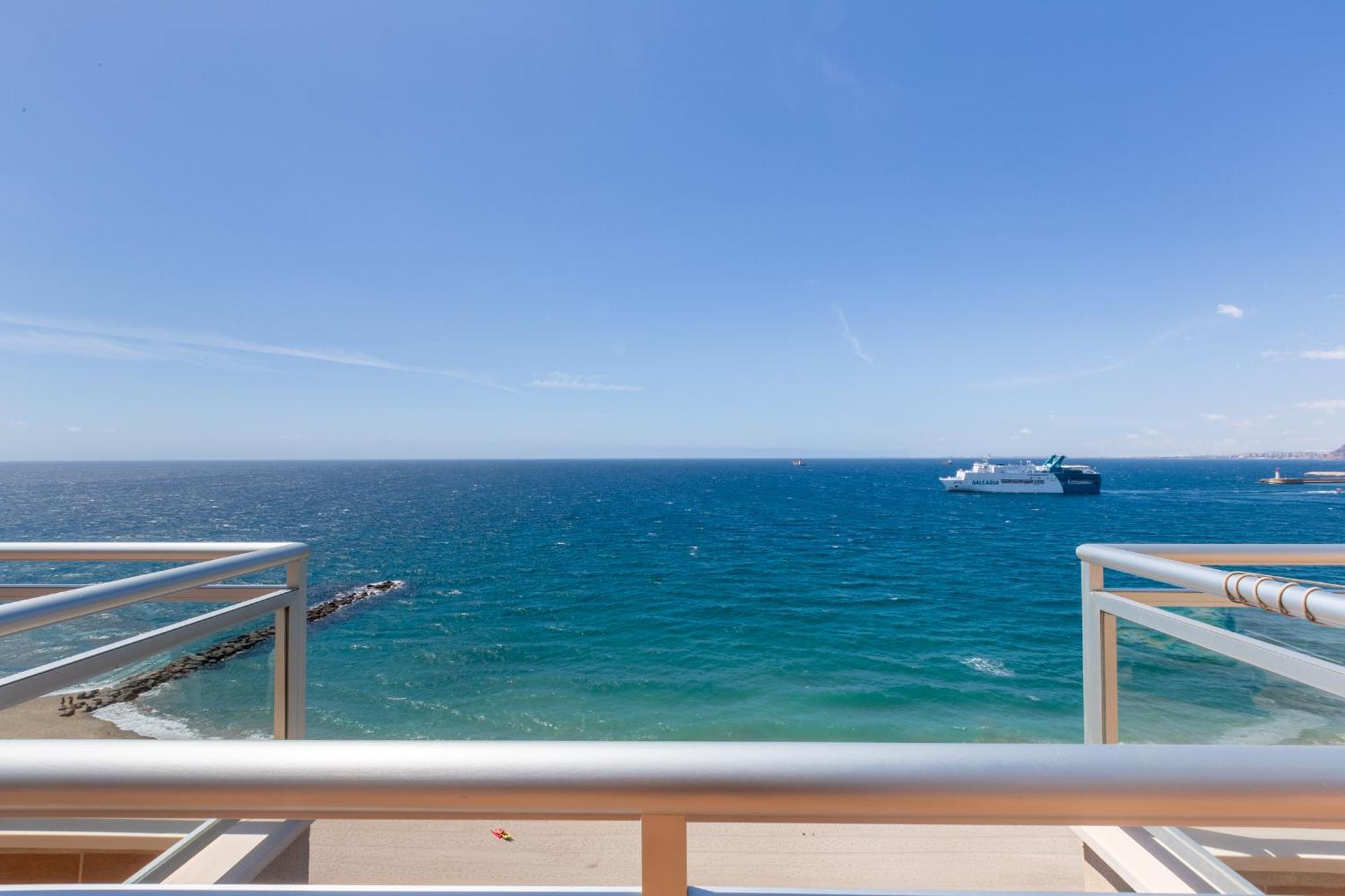 Apartamento Atico Con Garaje En 1º Linea De Playa *