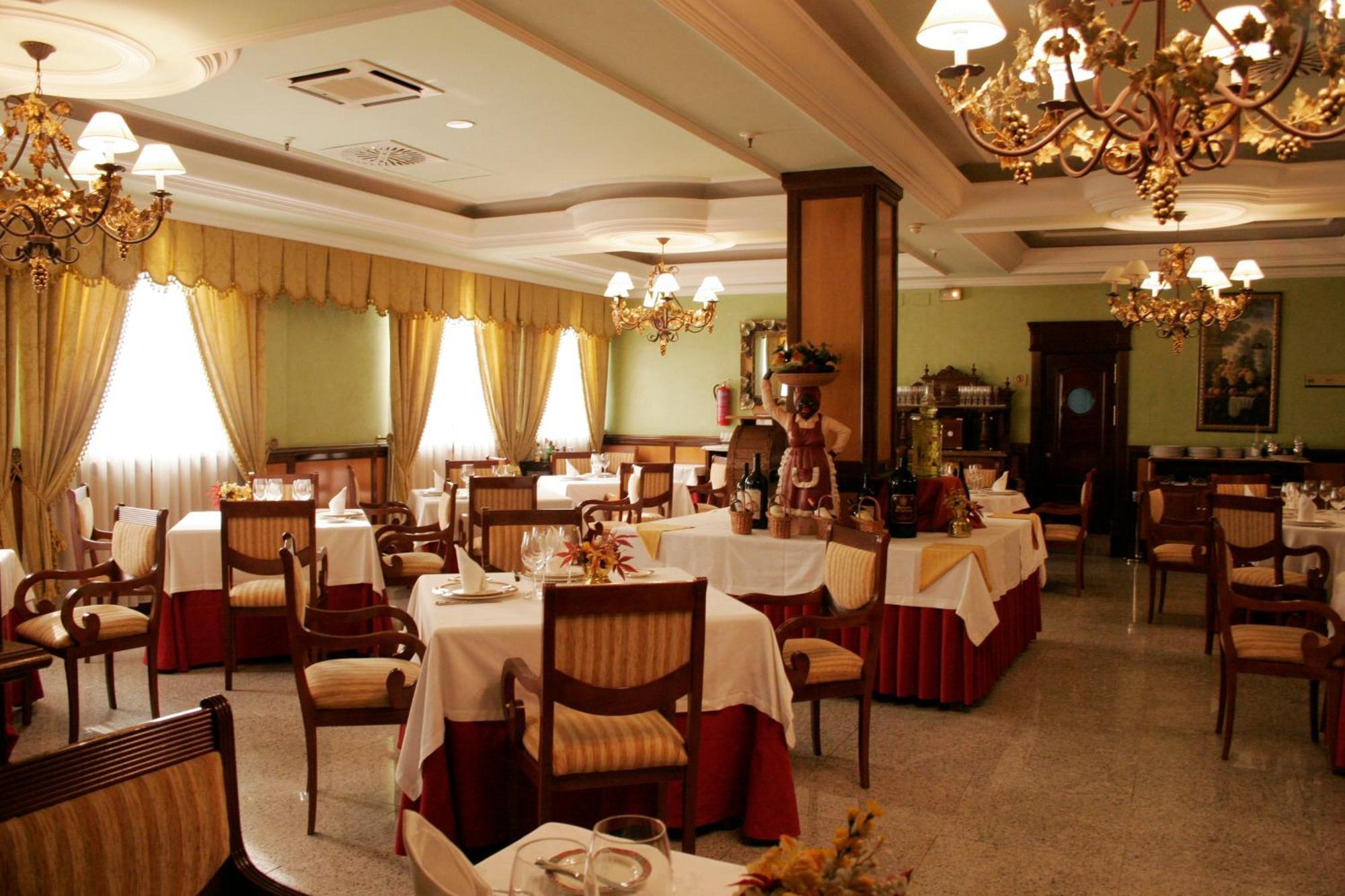 Hotel Infanta Cristina 4*