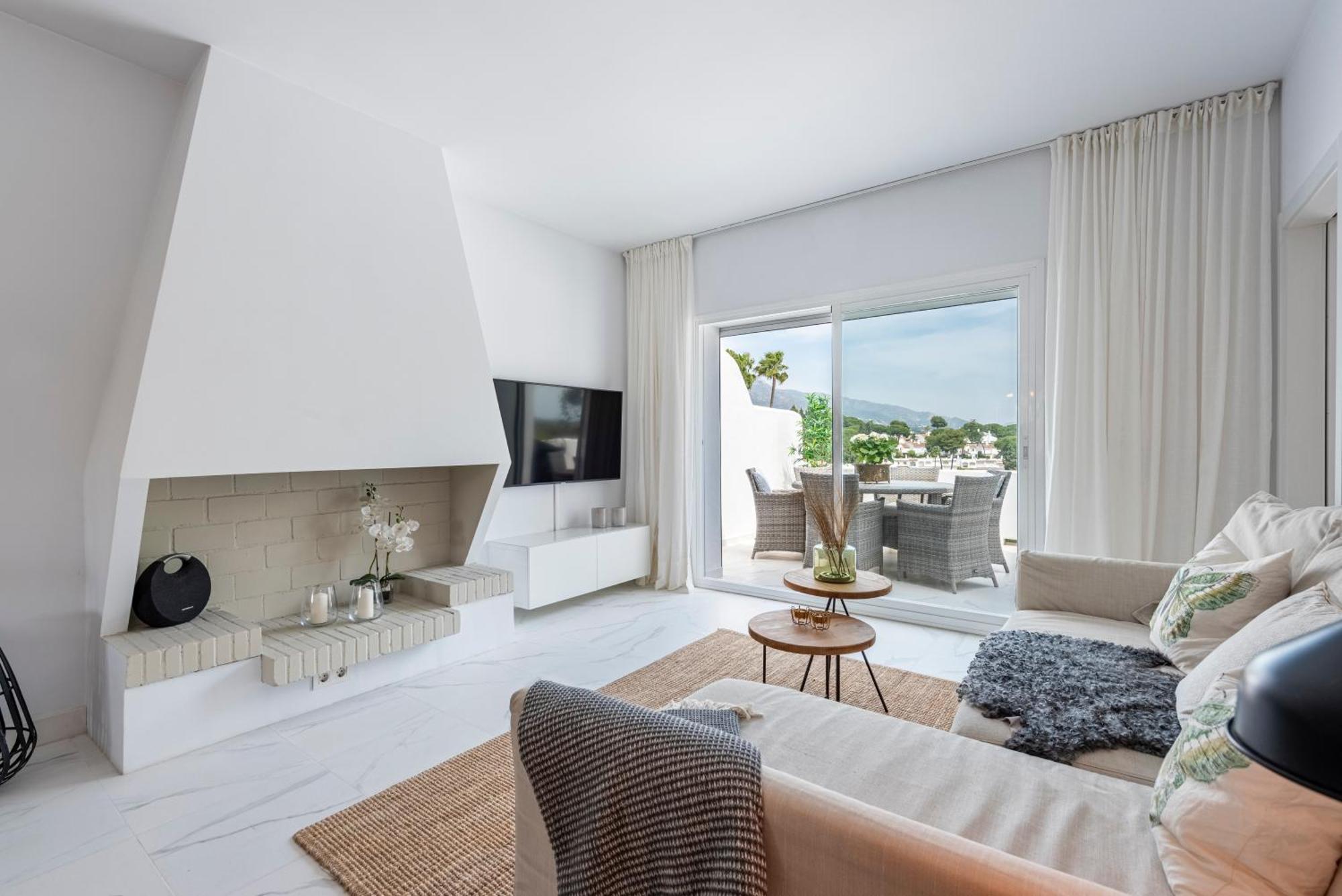 Apartment Azahara 2, Contemporary Scandinavian Style Open Plan With 2 Terraces