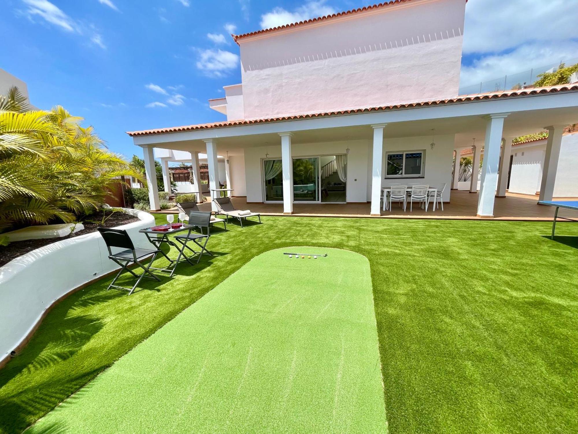 Amorio A Spacious Modern Getaway With A Private Heated Pool & Sea Views
