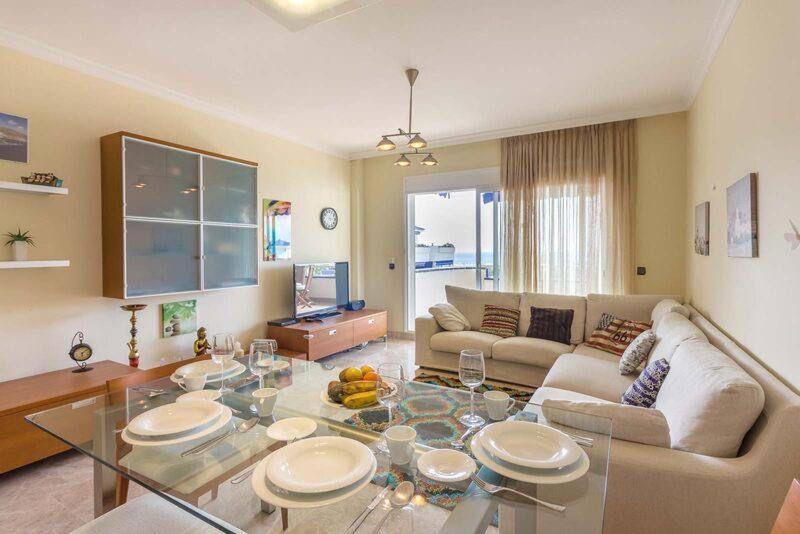 Large Direct Ocean Front 4bd