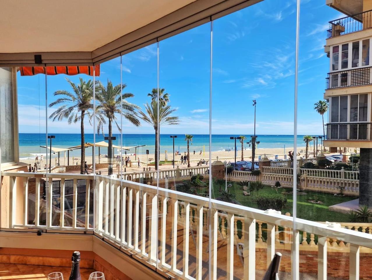 Apartamento Amplio Apartamento Con Terraza En Primera Linea De Playa Fuengirola
