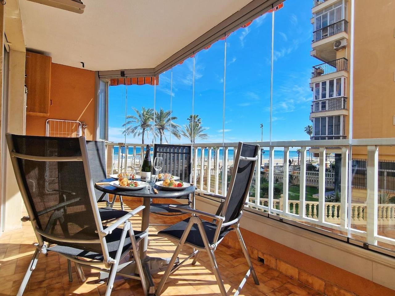Apartamento Amplio Apartamento Con Terraza En Primera Linea De Playa *