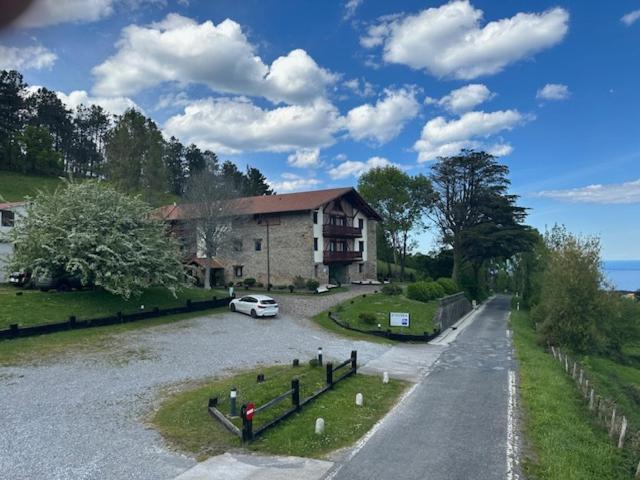 Aparthotel Rural Atxurra 3*