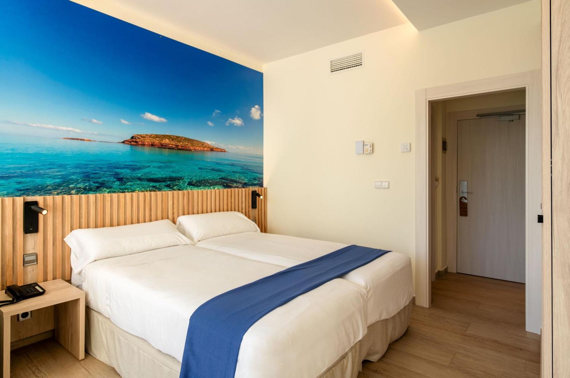 El Pinar 3* Cala Llonga (Ibiza)