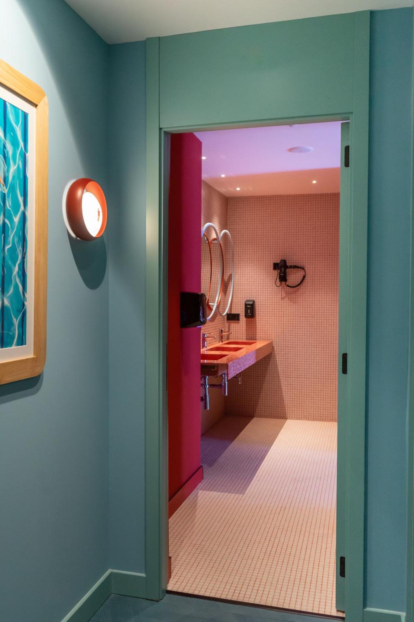 Hostal The Boc - *