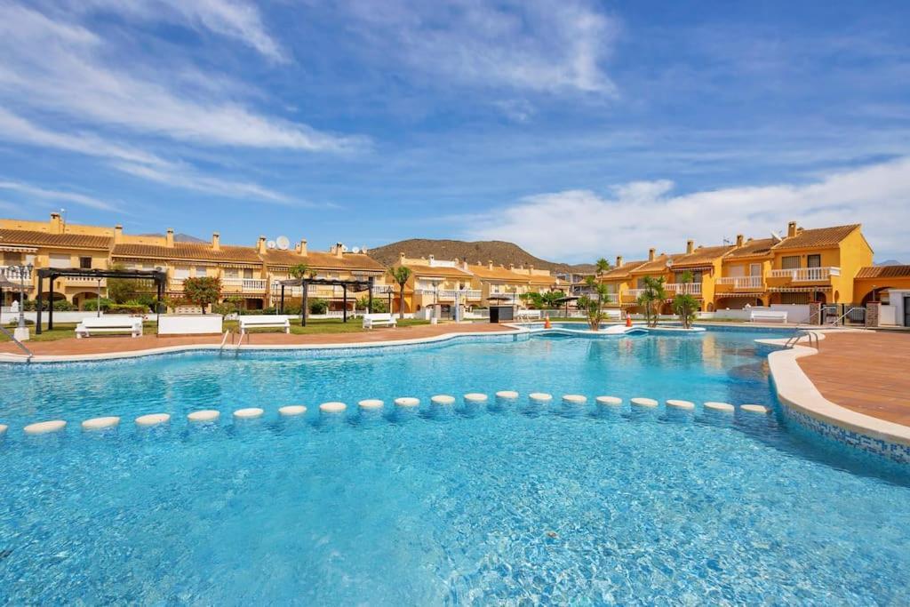Golden Glow With Ac And Pool Apartamento *