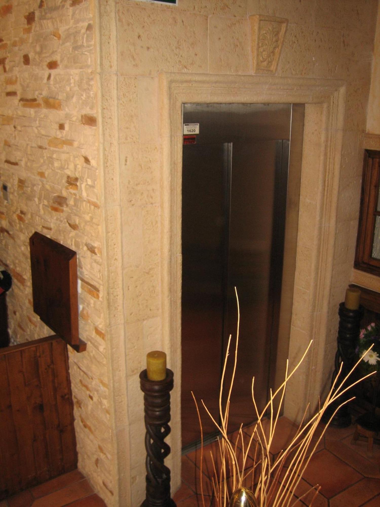 Dona Isabel Hotel *
