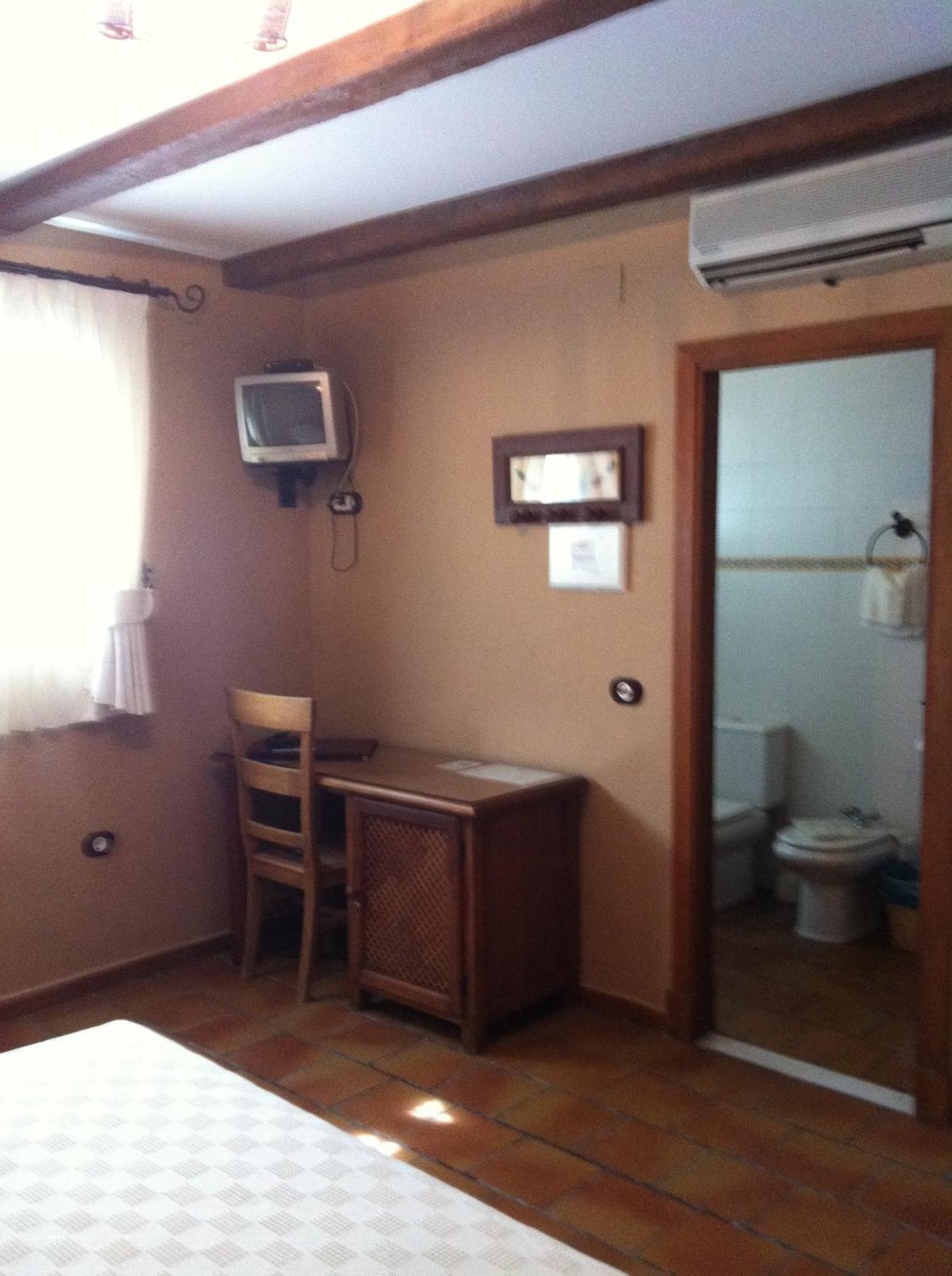 El Tabanco Hotel *