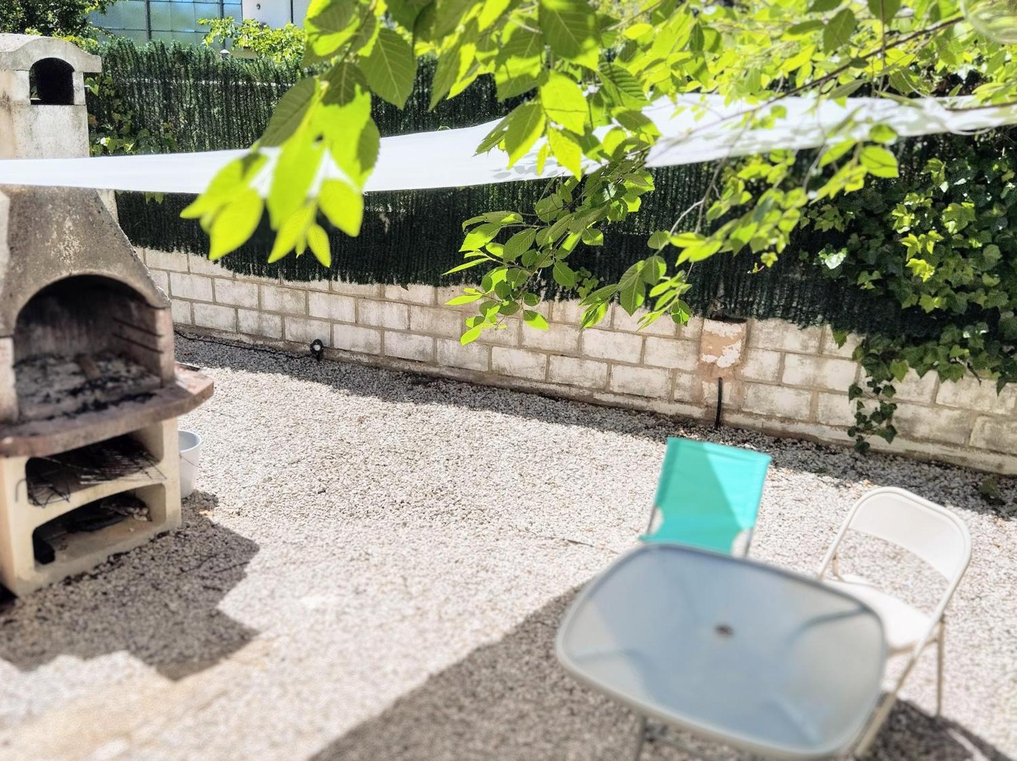 Apartamento Comodo espacio semi subterranean en casa con mascotas, propio baño y patio y entrada *