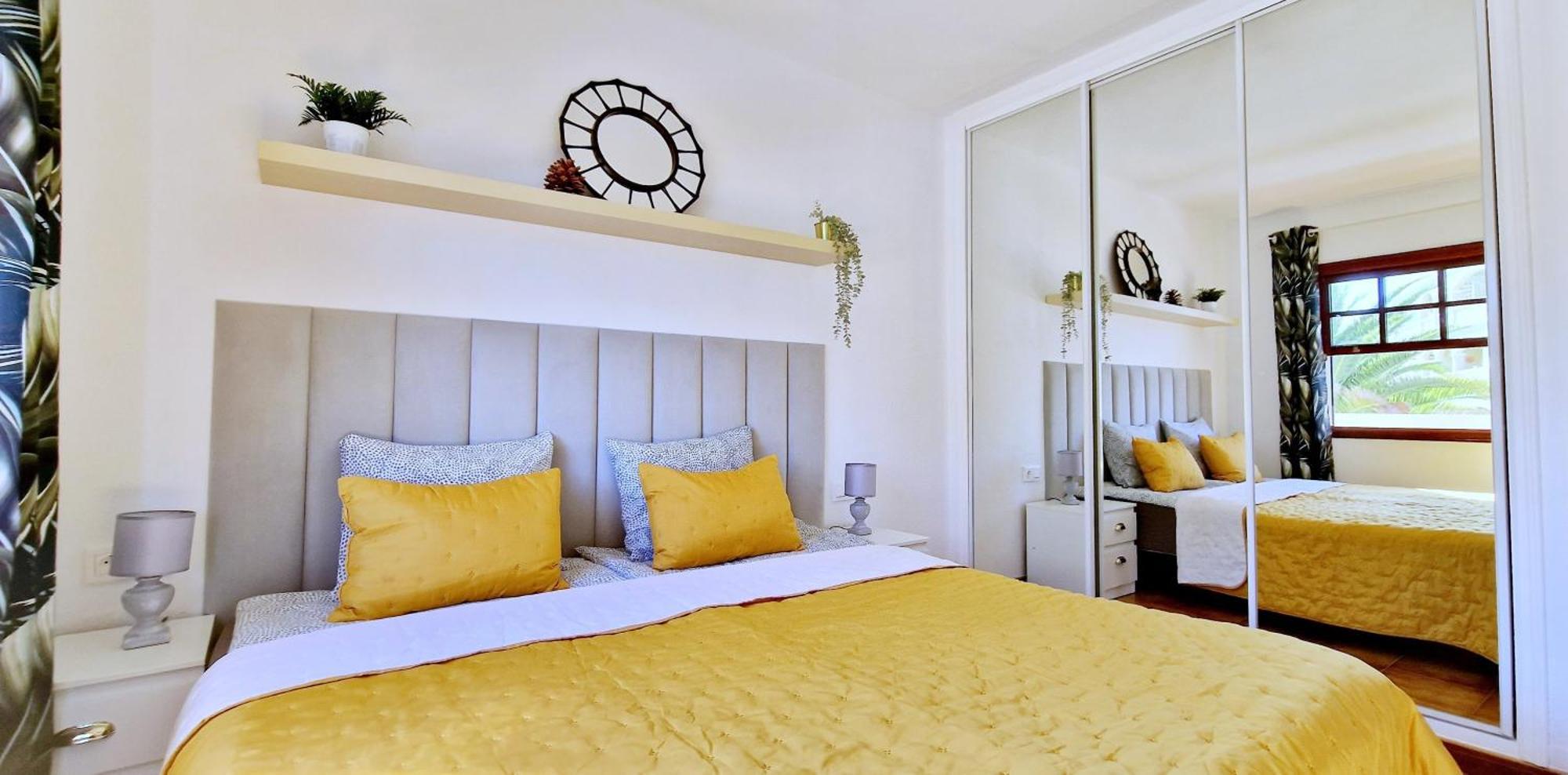 Strelitzia - Ocean View & Heated Pool Apartment