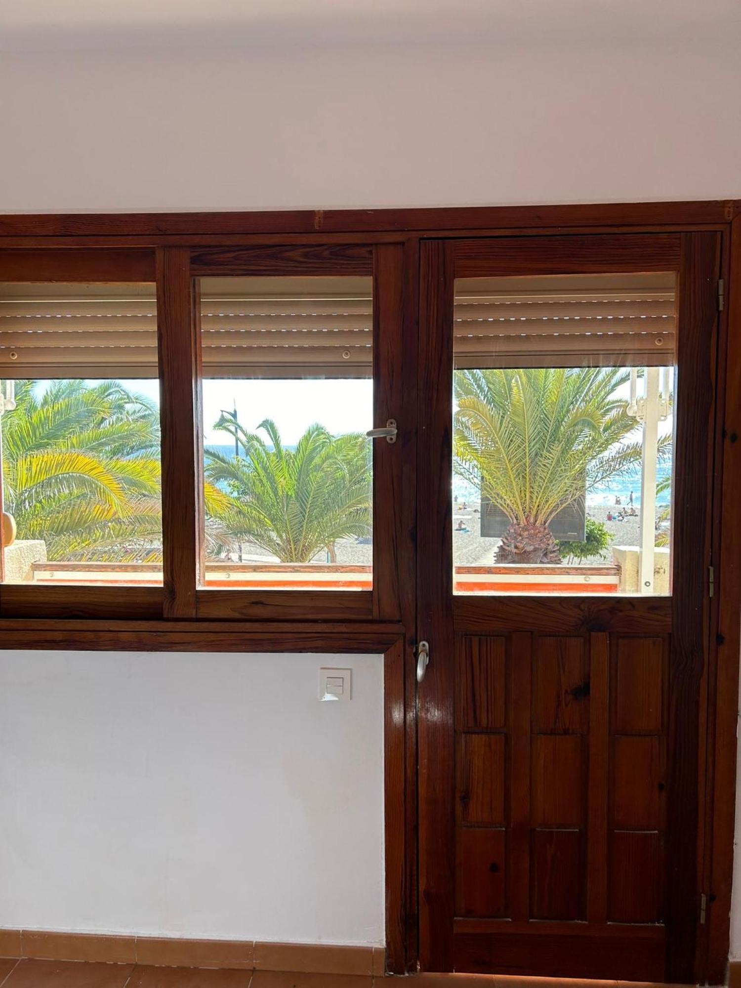 Apartment Prime Beachfront Location, Free Parking, Steps To The Los Cristianos (Tenerife)