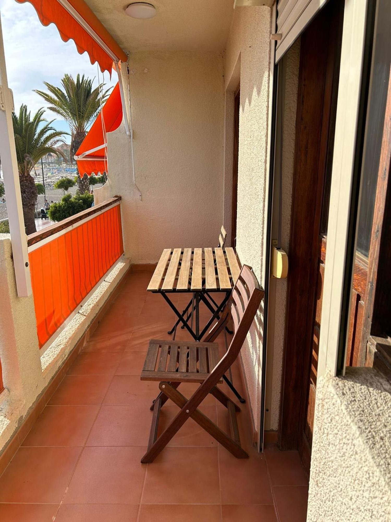 Prime Beachfront Location, Free Parking, Steps To The Apartment Los Cristianos (Tenerife)