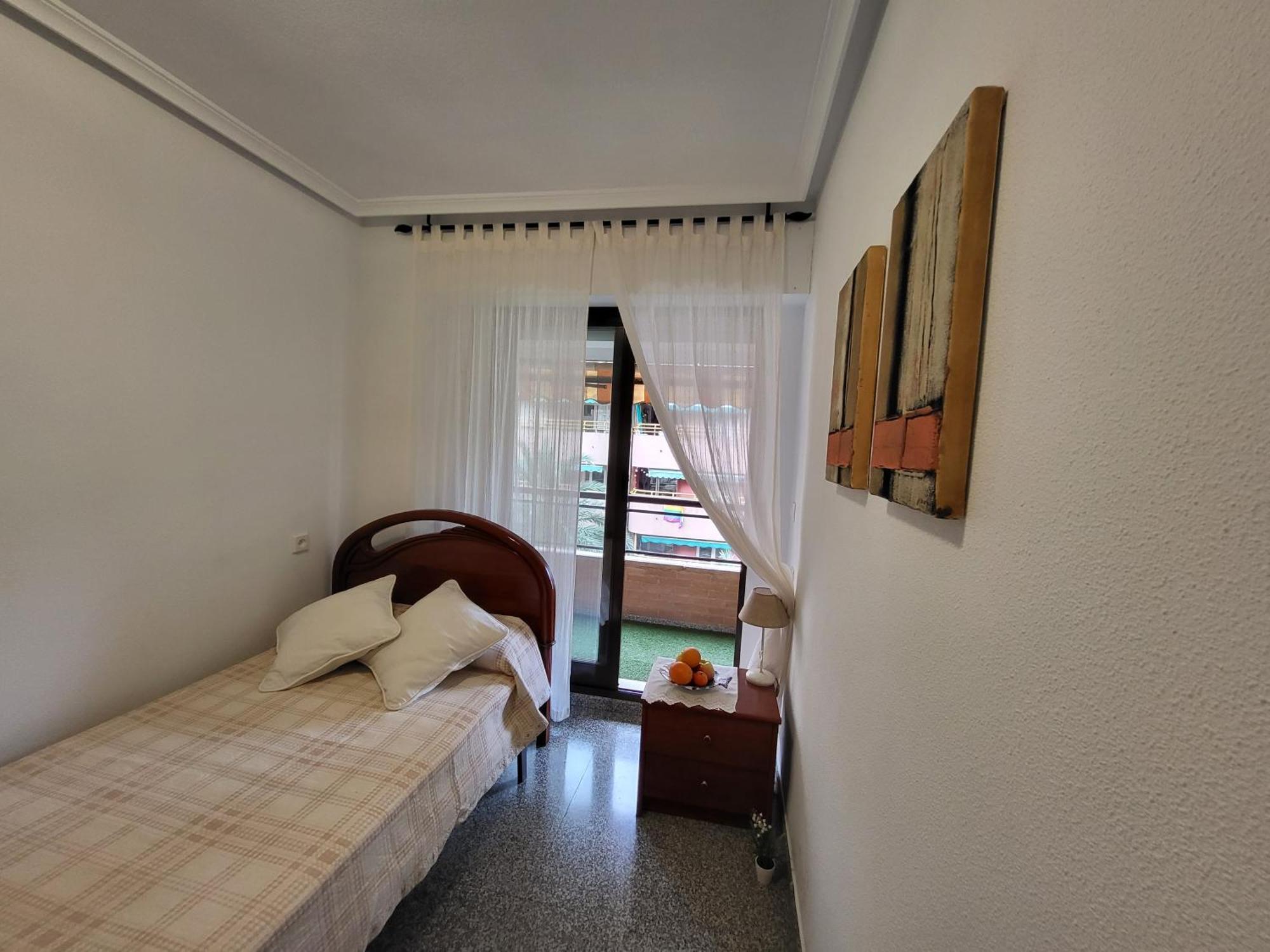 Habitación en casa particular Amistosa, Habitacion Con Balcon, Alicante, Playa, Centro, Rambla, Mercado *