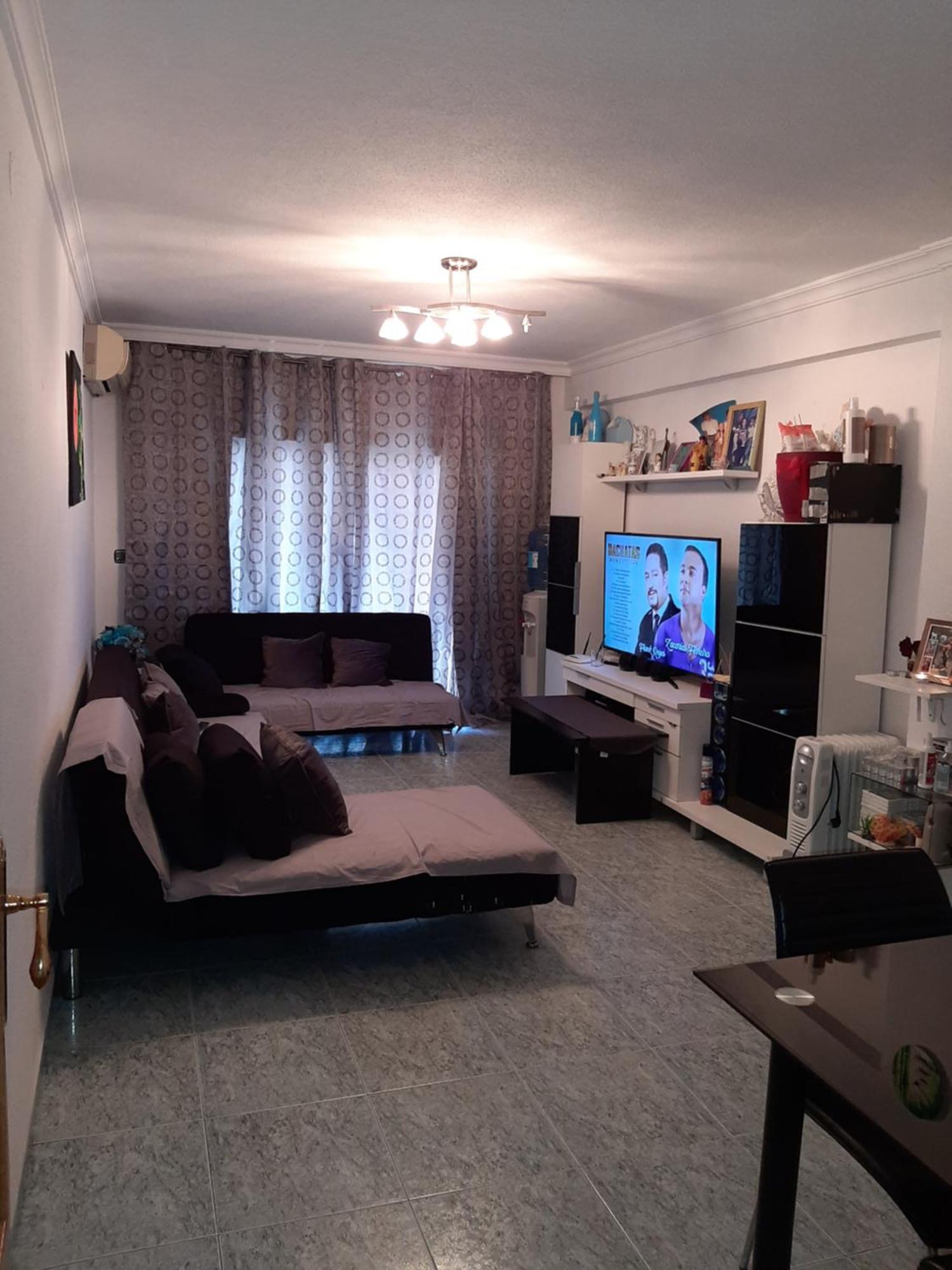 Grande En Piso Compartido Con 2 Adultos
