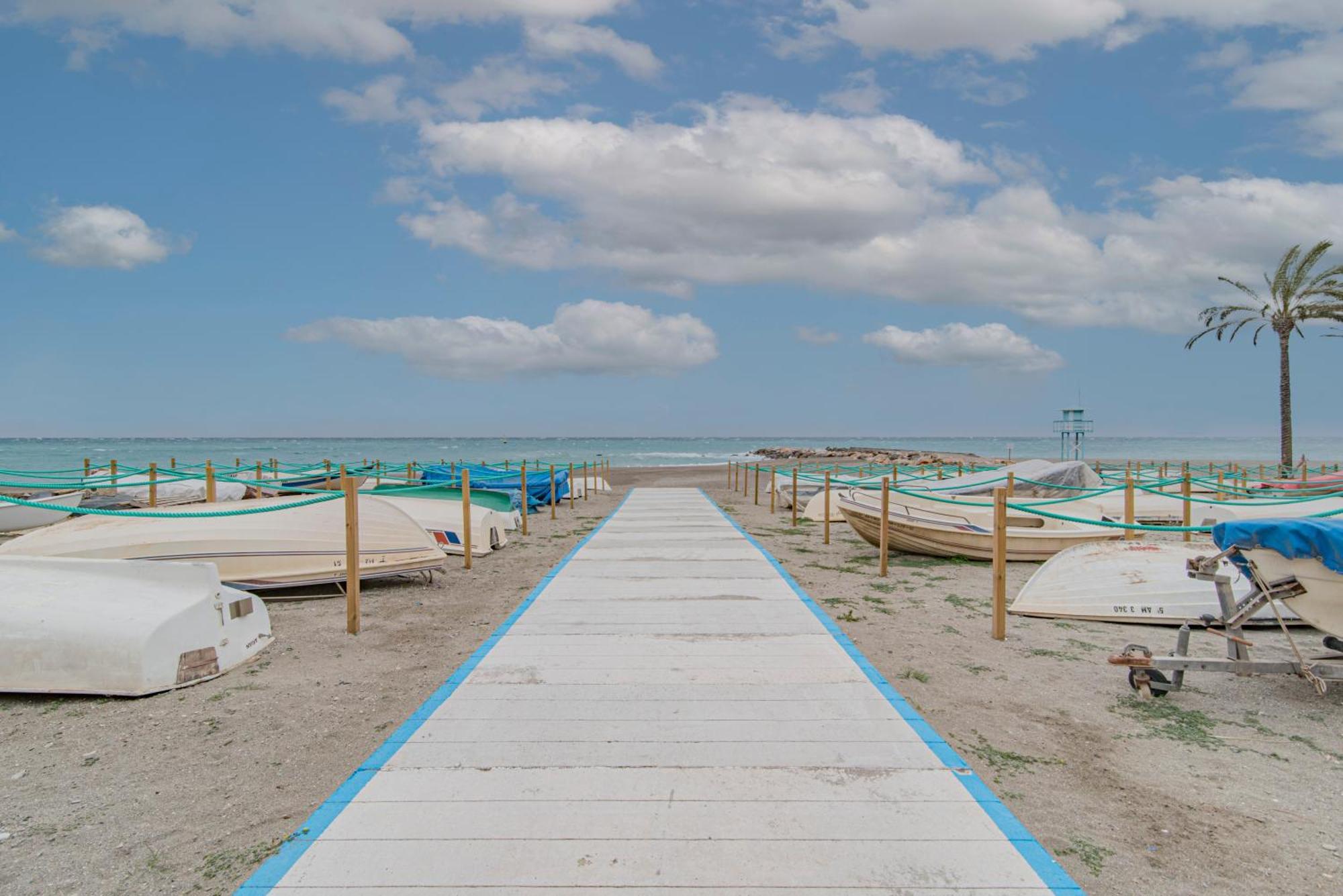 Primera Linea Playa, Plaza Garaje Y Piscina Apartamento Torrenueva (Andalusia)