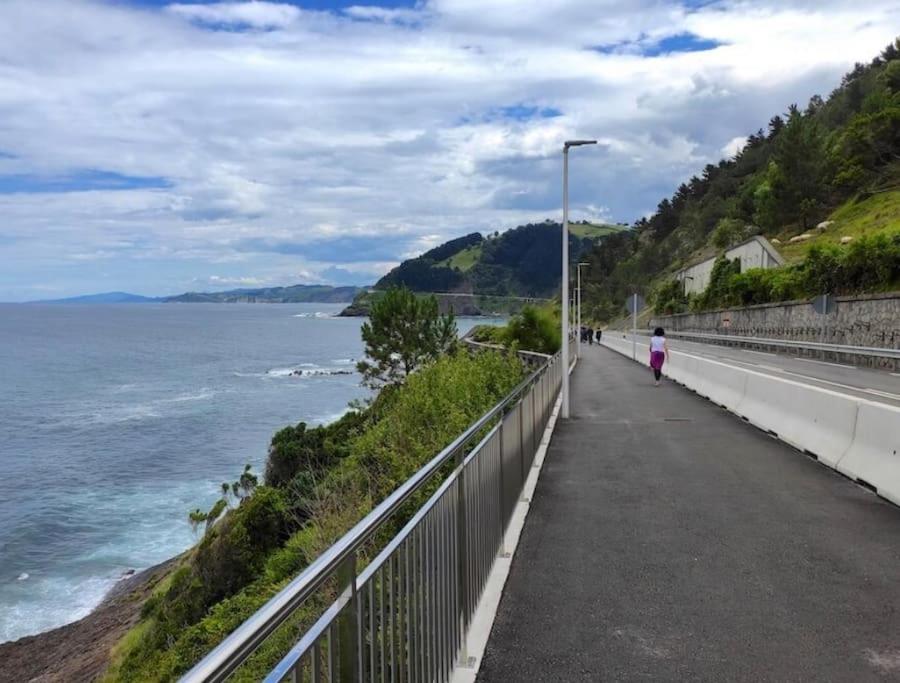 Monte Y Playa Junto Al Mar * Mutriku