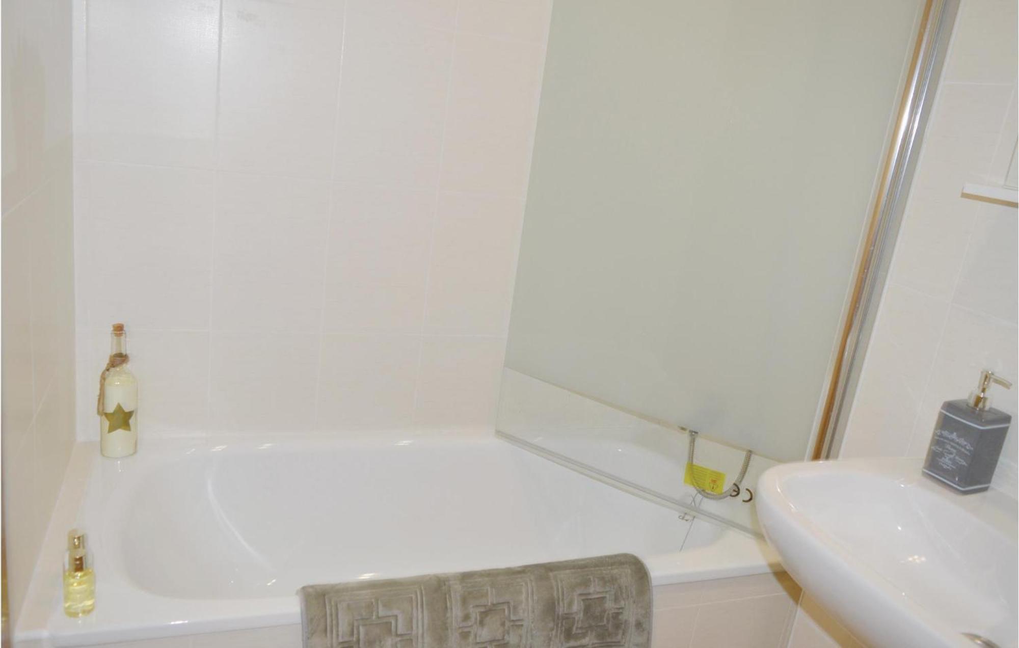 Apartamento Awesome In Alhama de Murcia