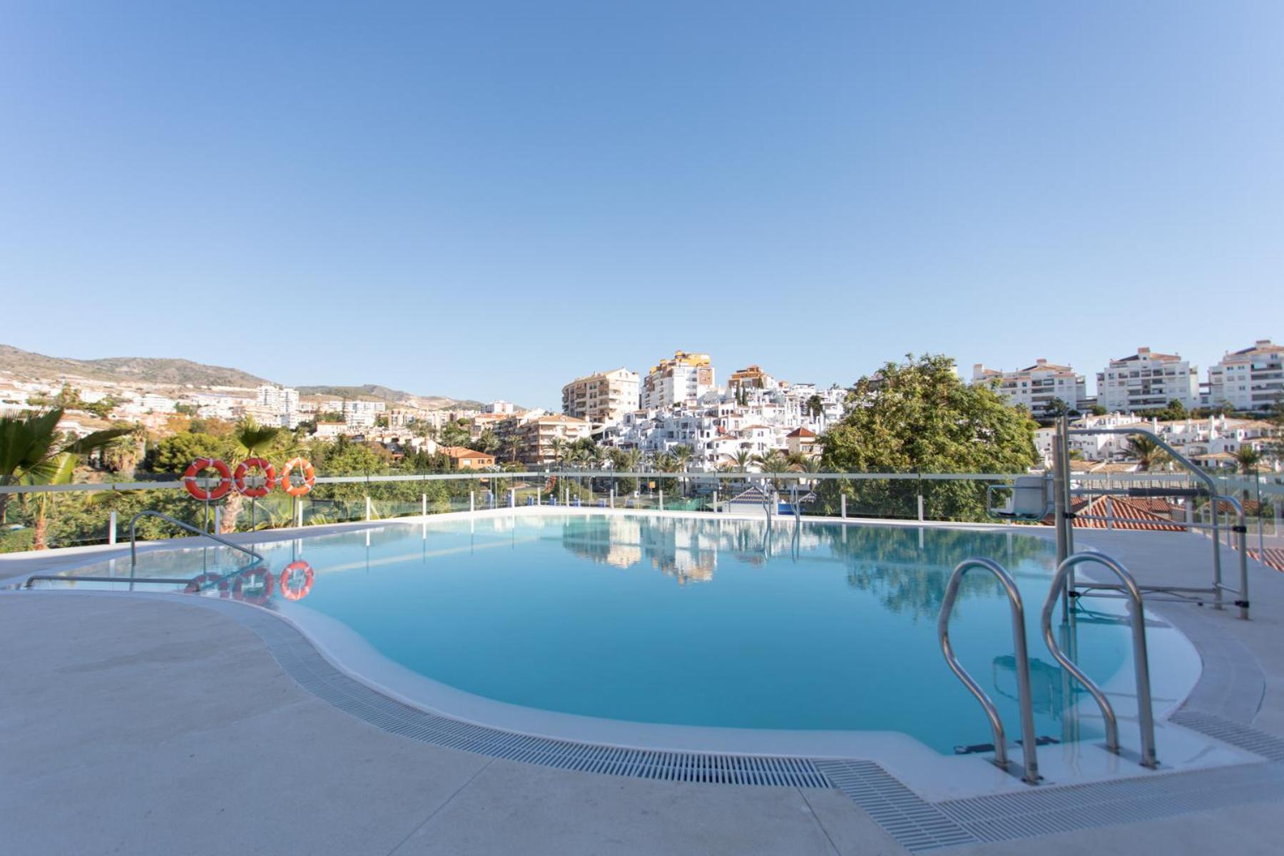 2 Bedroom Luxury In Apartamento Benalmádena