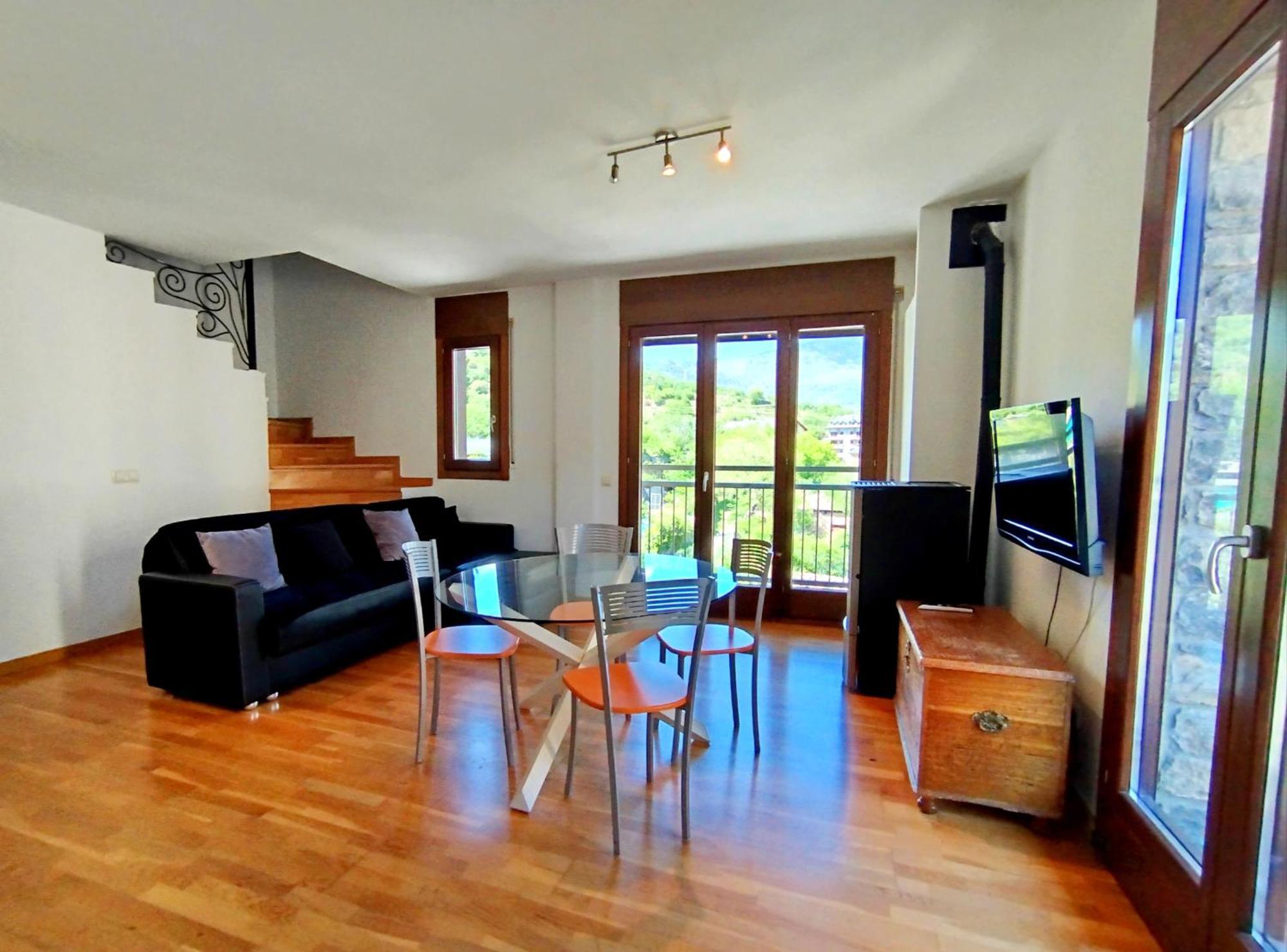 Pirineus Apartment *
