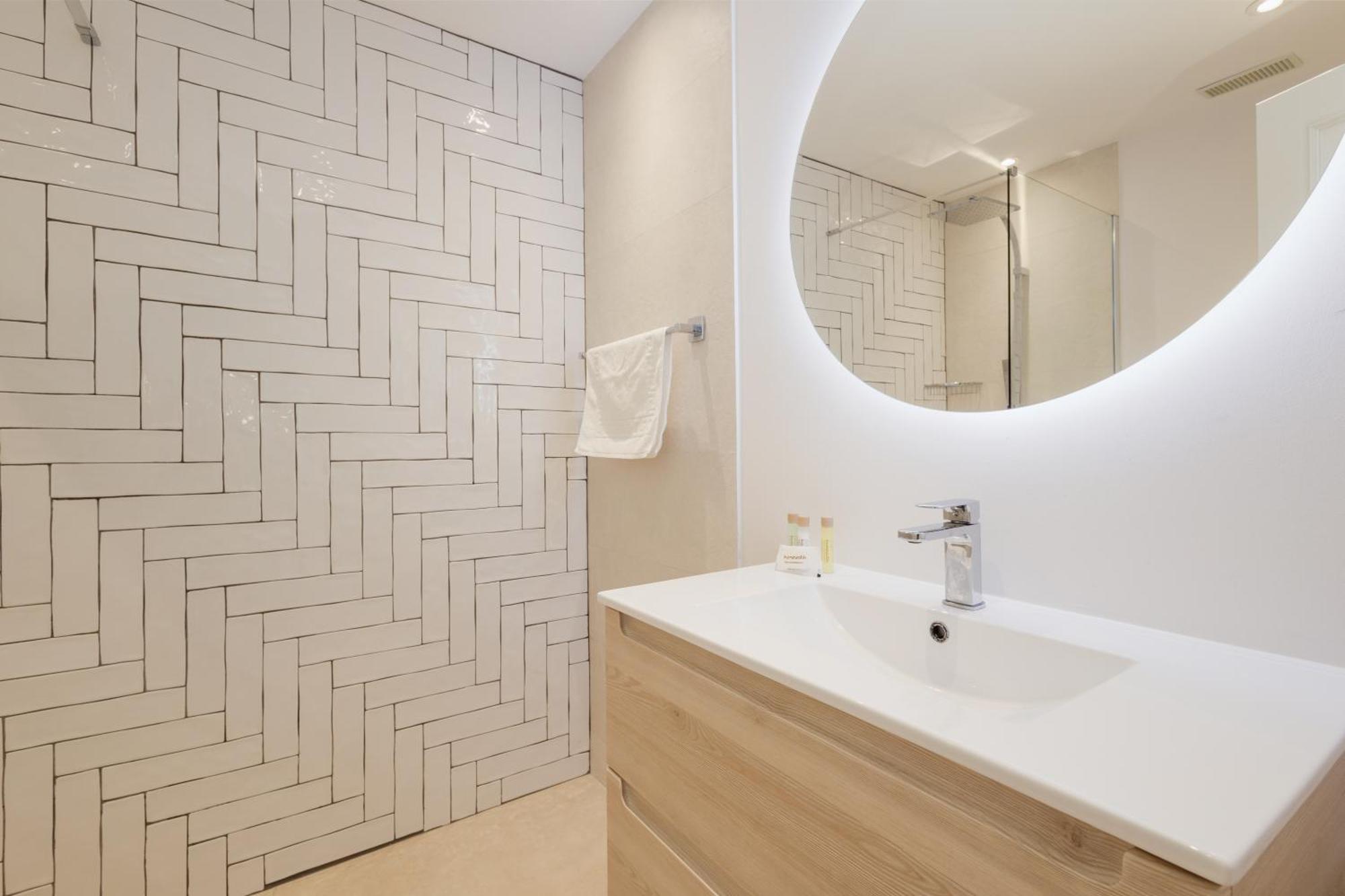 With Direct Beach Access, In Hacienda Playa, Elviria Apartamento *