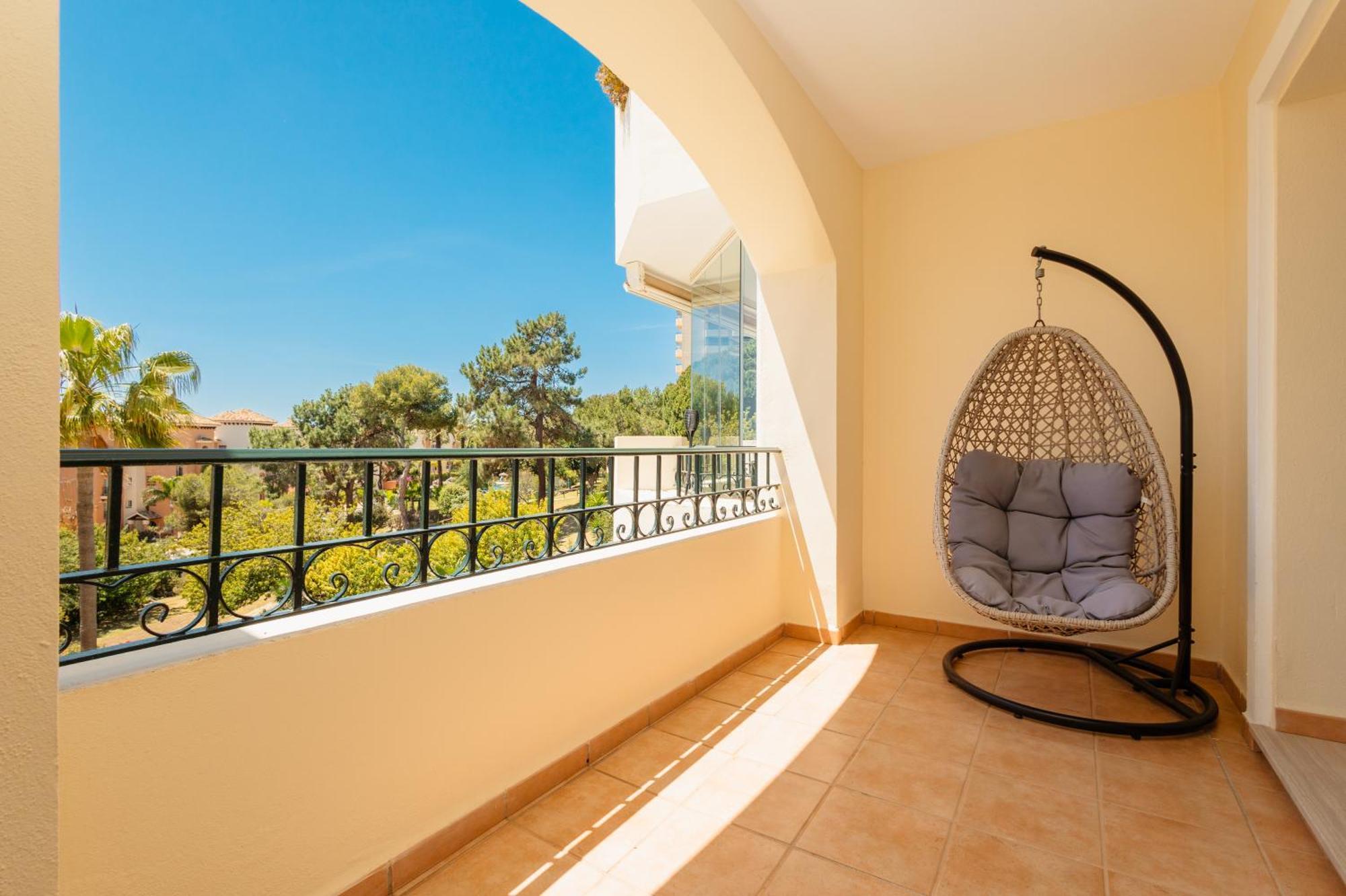 With Direct Beach Access, In Hacienda Playa, Elviria Apartamento *
