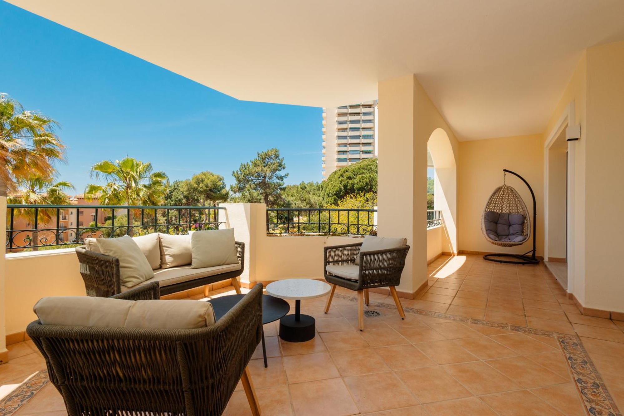 With Direct Beach Access, In Hacienda Playa, Elviria Apartamento Marbella